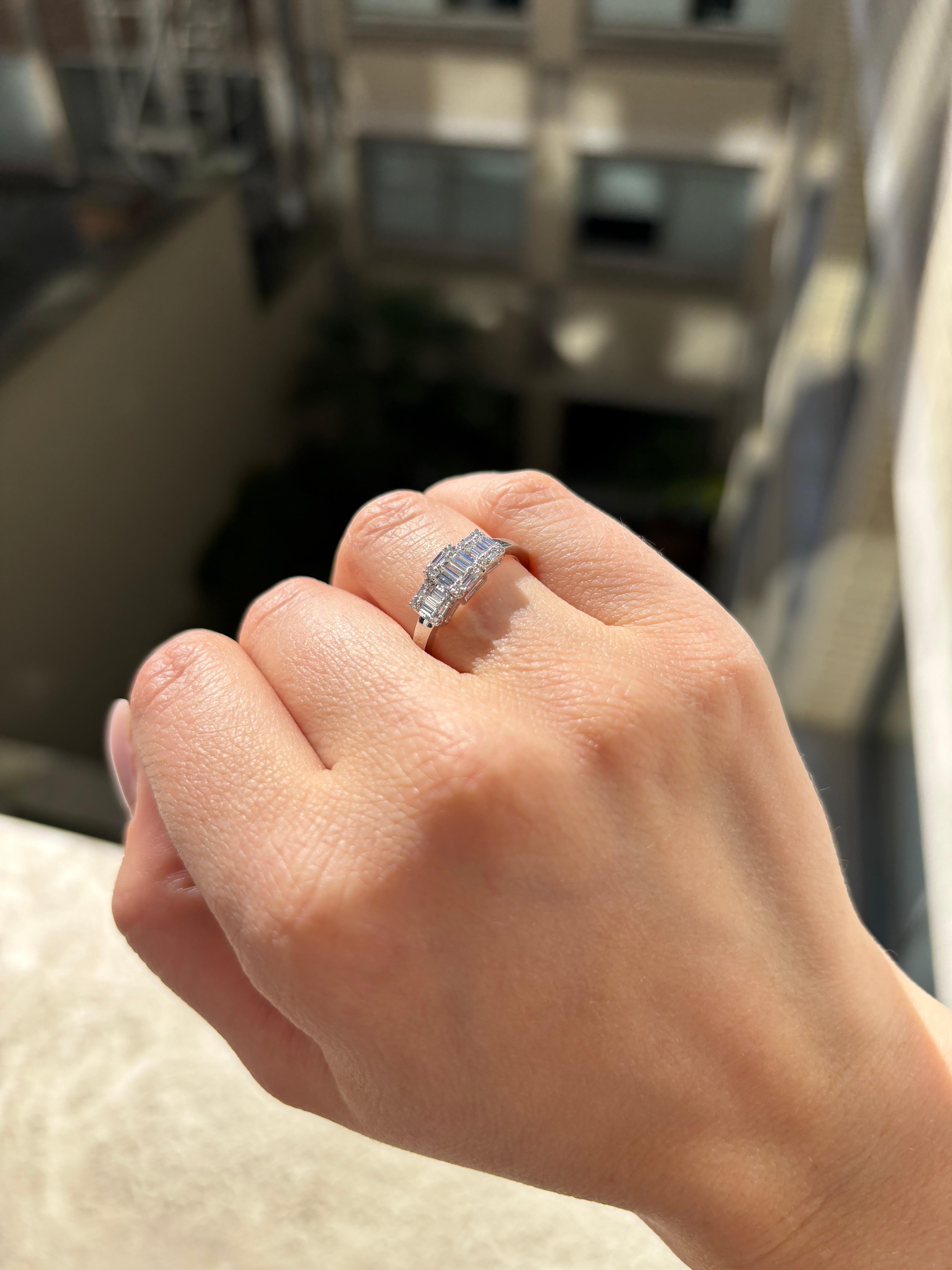 Natürlicher Diamant 0,36 Karat 18KT Weißgold Trio Cluster Jahrestag-Ring mit Diamanten im Angebot 2