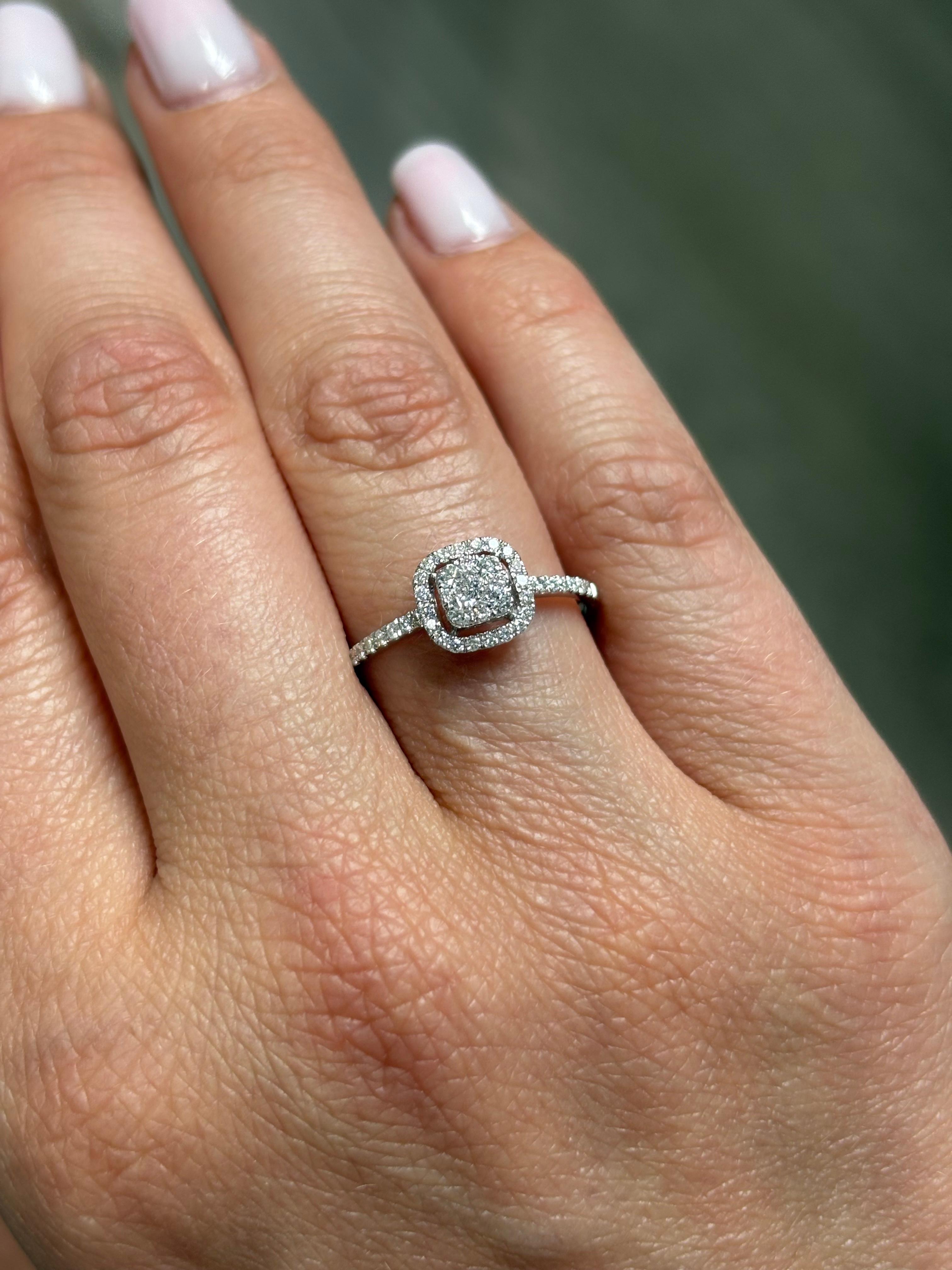 Anello di fidanzamento a grappolo con diamante naturale da 0,37 carati in oro bianco 18KT in vendita 4