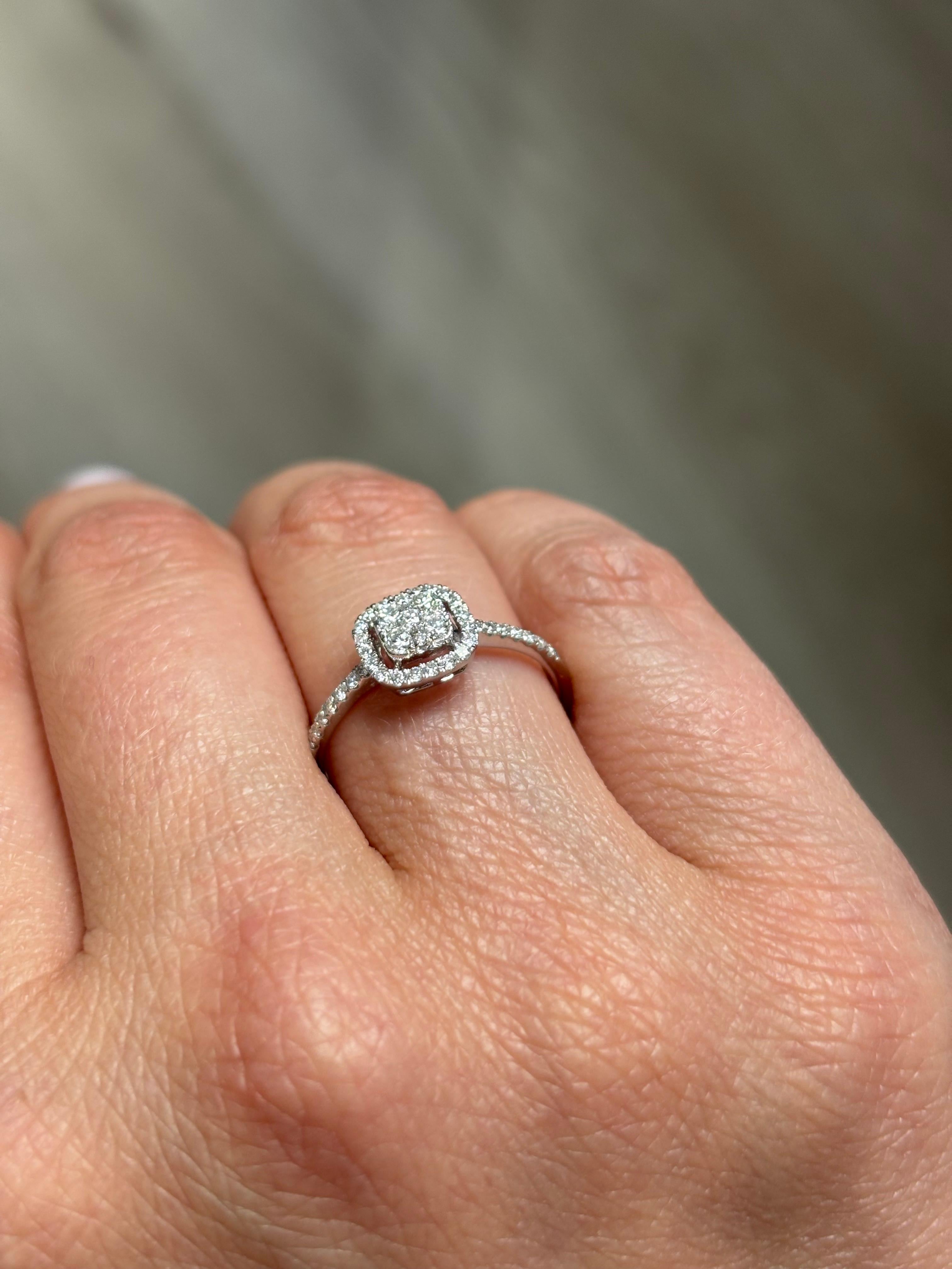 Anello di fidanzamento a grappolo con diamante naturale da 0,37 carati in oro bianco 18KT in vendita 5