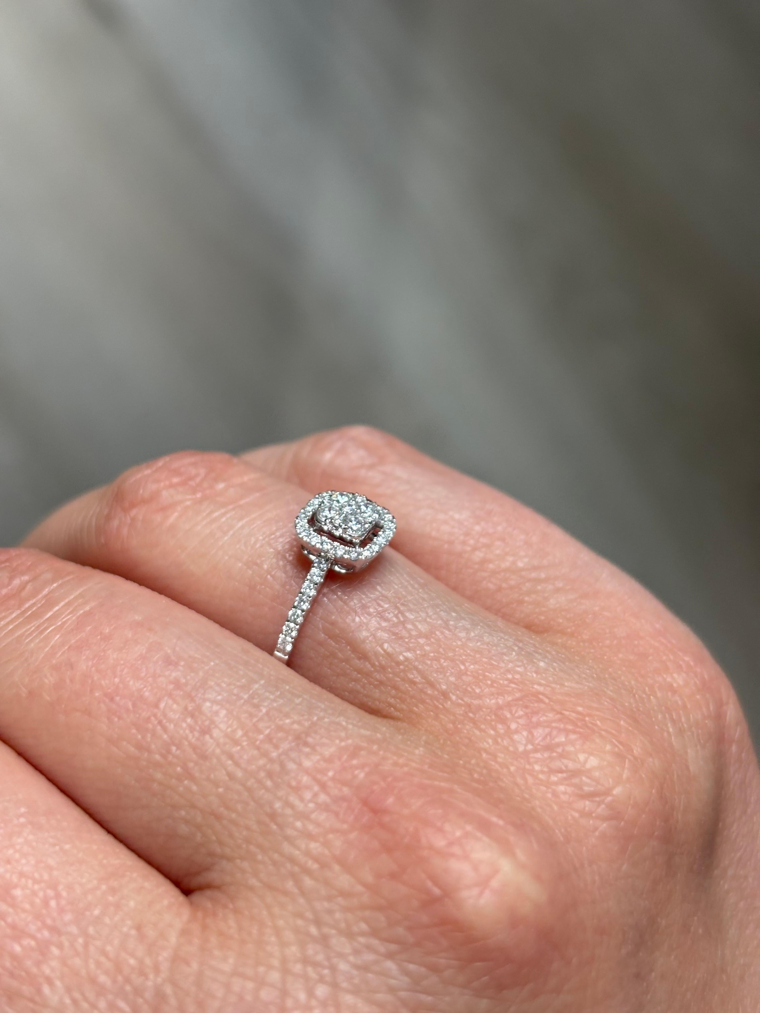 Anello di fidanzamento a grappolo con diamante naturale da 0,37 carati in oro bianco 18KT in vendita 6