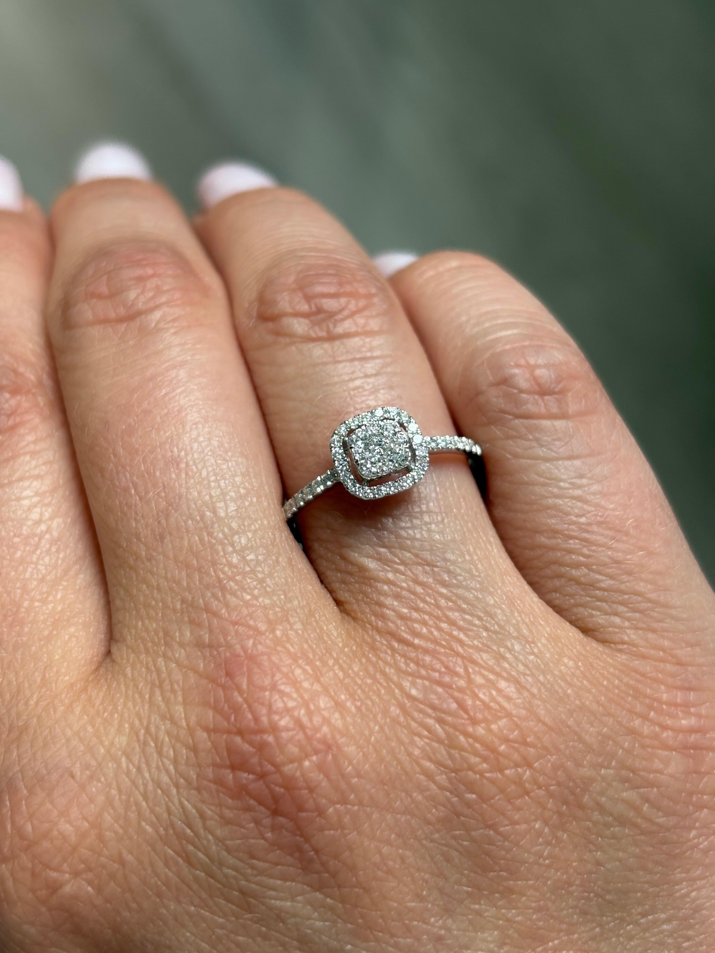 Anello di fidanzamento a grappolo con diamante naturale da 0,37 carati in oro bianco 18KT in vendita 7