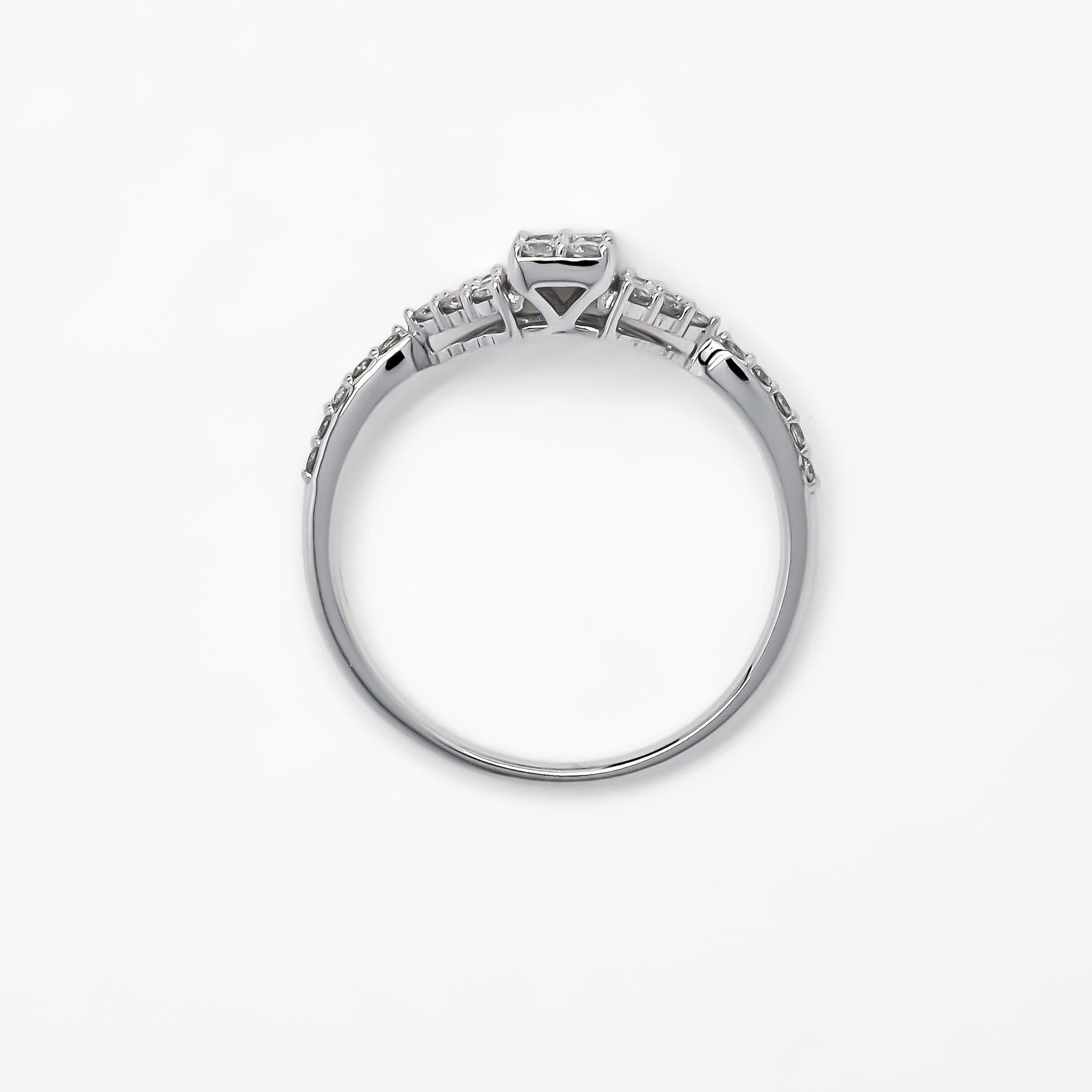Natural Diamond 0.37 carats 18KT White Gold Cluster Engagement Ring In New Condition For Sale In Antwerpen, BE