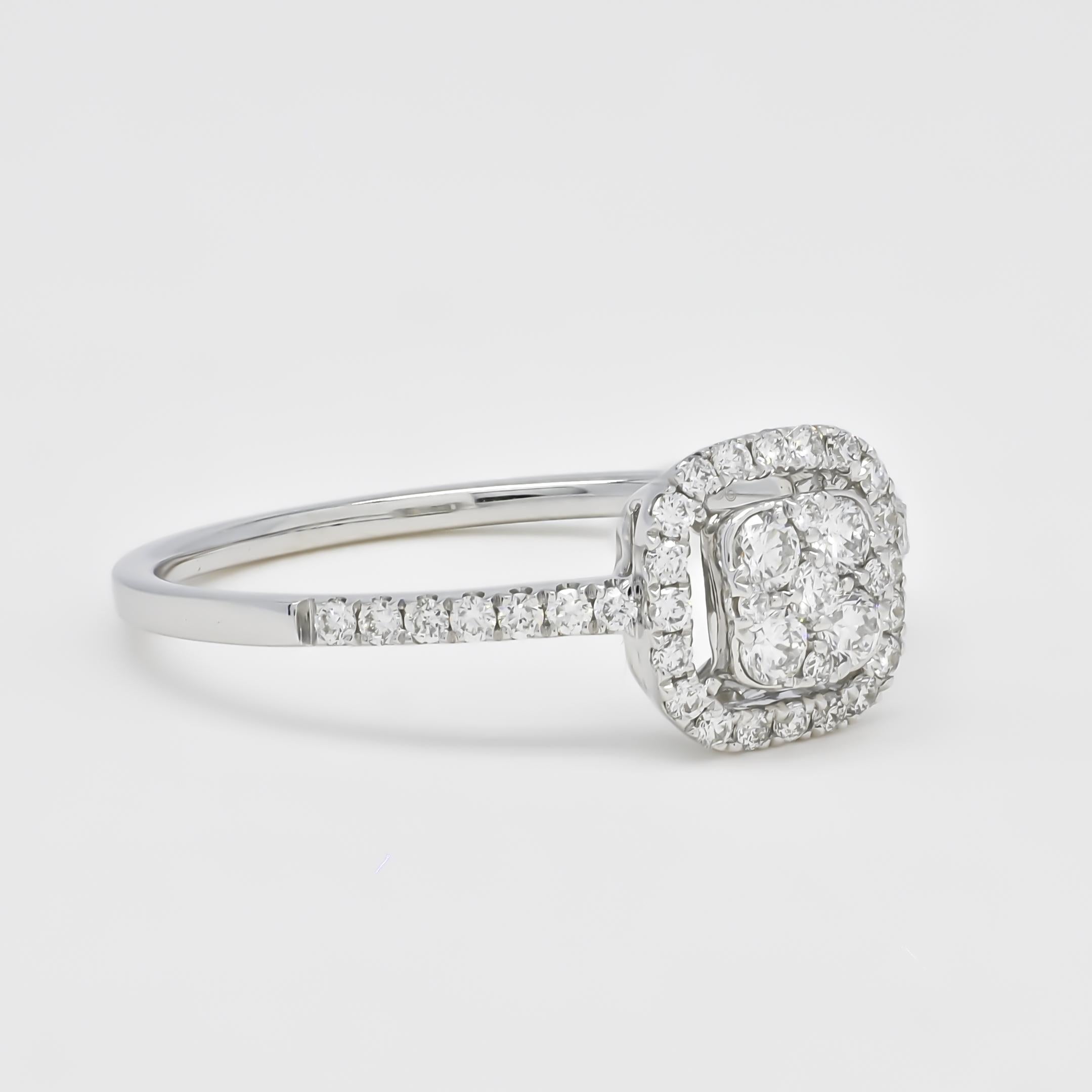 Natural Diamond 0.37 carats 18KT White Gold Cluster Engagement Ring In New Condition For Sale In Antwerpen, BE