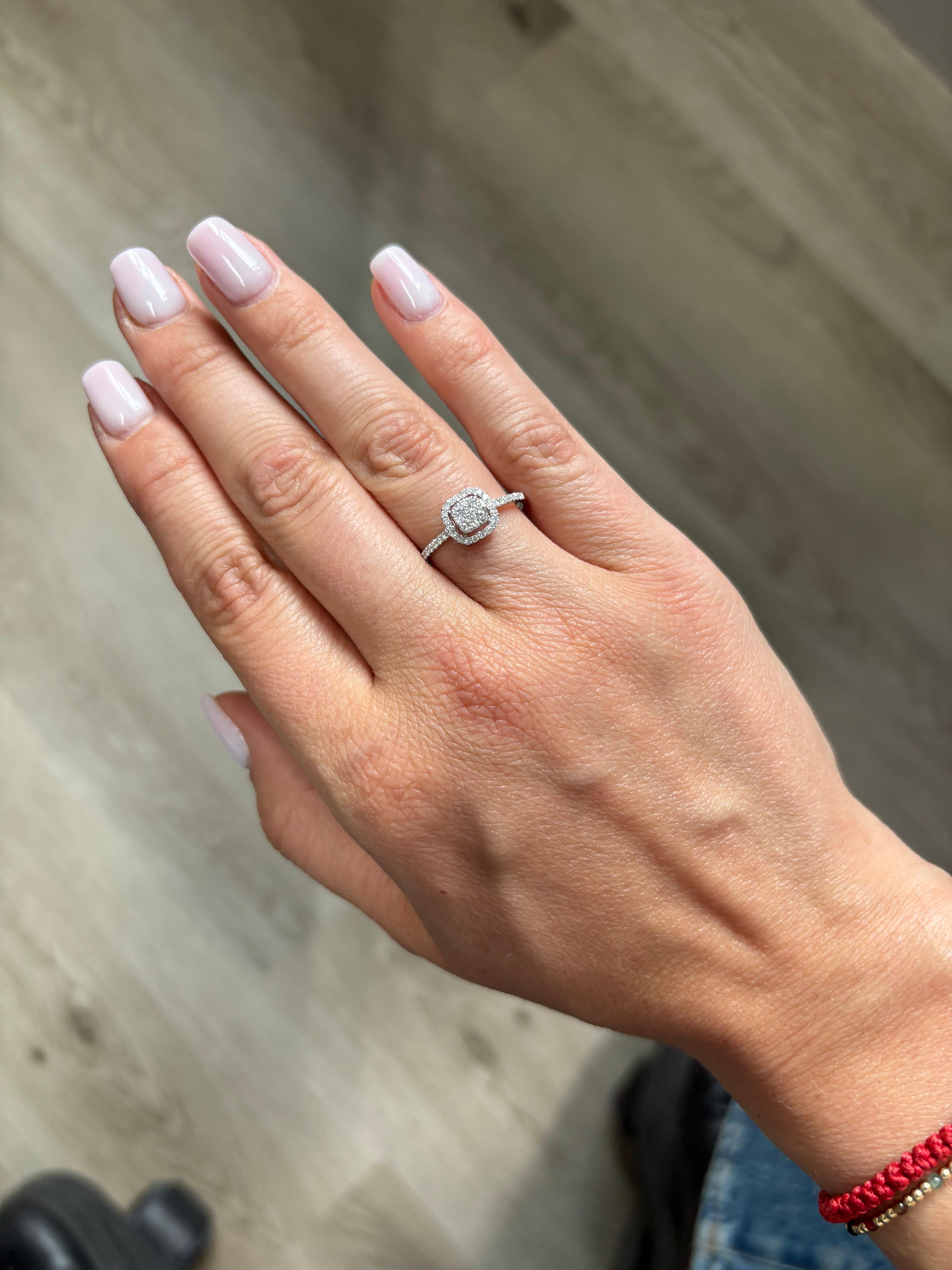 Anello di fidanzamento a grappolo con diamante naturale da 0,37 carati in oro bianco 18KT in vendita 1