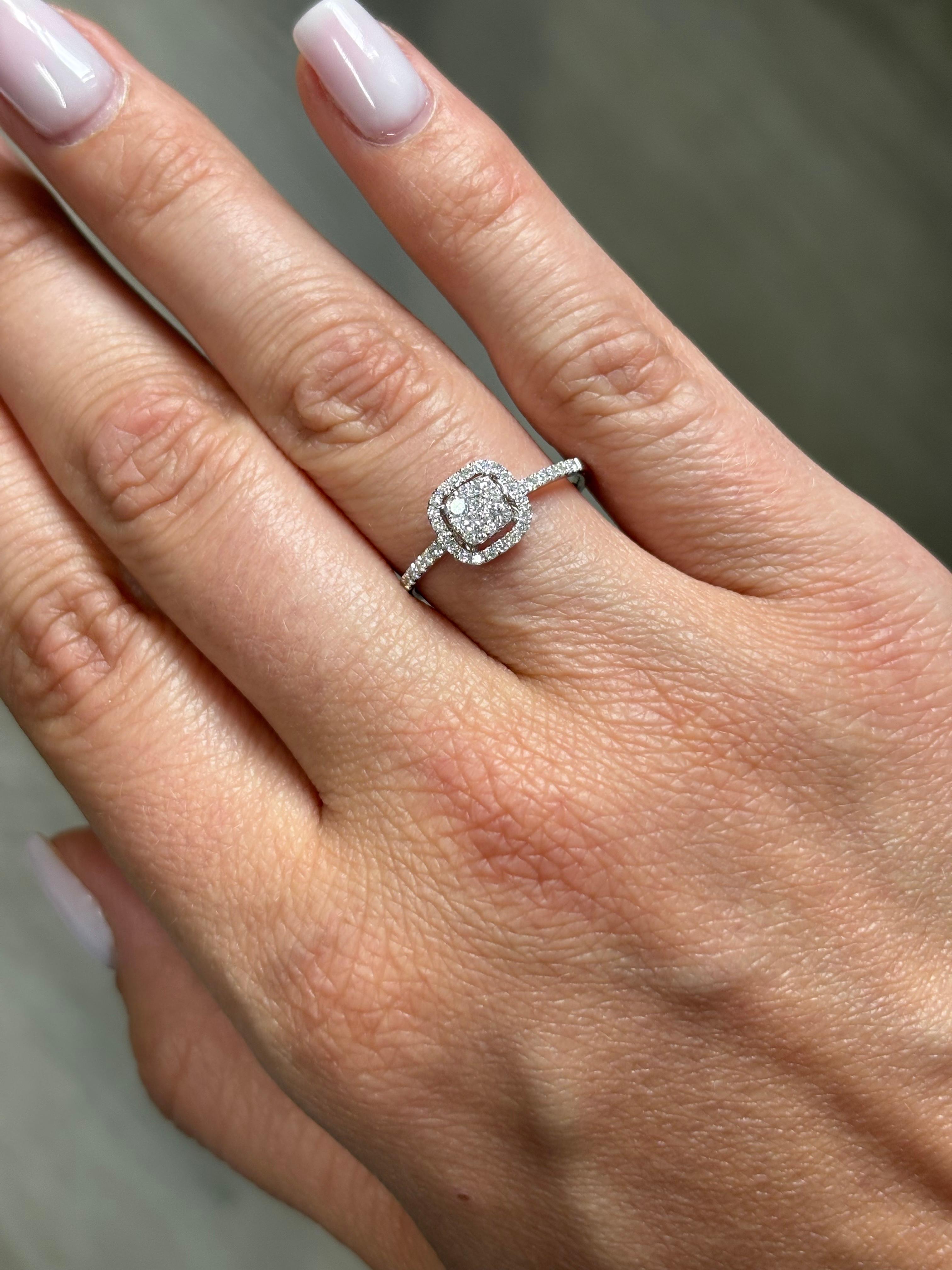 Anello di fidanzamento a grappolo con diamante naturale da 0,37 carati in oro bianco 18KT in vendita 2