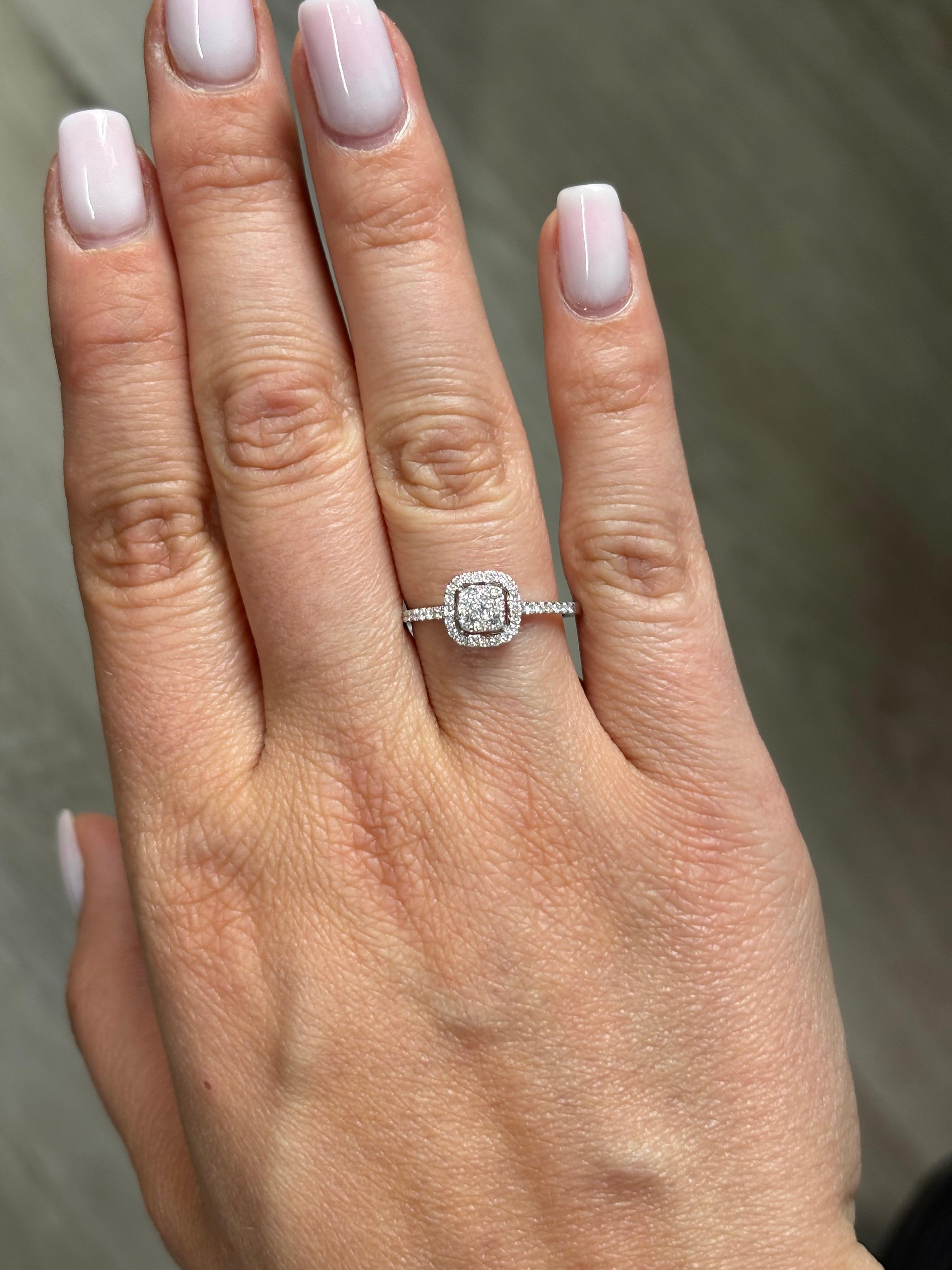 Anello di fidanzamento a grappolo con diamante naturale da 0,37 carati in oro bianco 18KT in vendita 3