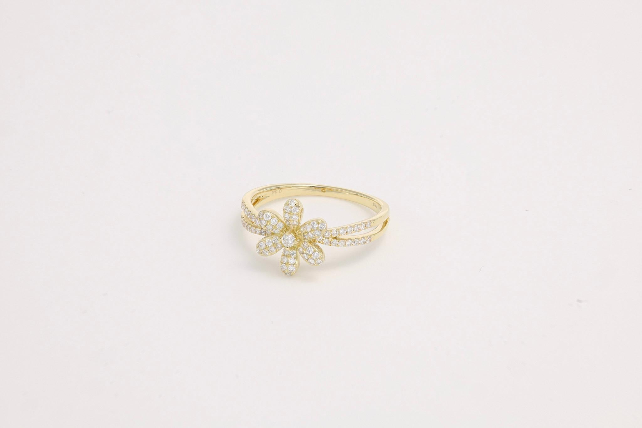 Célébrez l'arrivée du printemps et de l'été avec une magnifique bague de créateur à pétales de fleurs en or jaune et diamants naturels. Cette délicate bague en diamant est le cadeau idéal pour une jeune fille ou un être cher. 

La bague présente un
