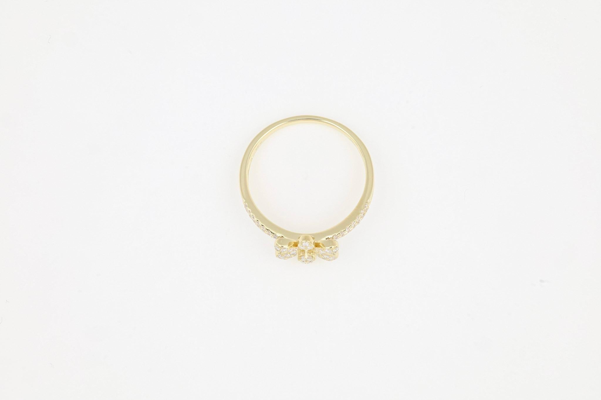Artisan Bague grappe florale en or jaune 18 carats avec diamant naturel 0,37 carat en vente
