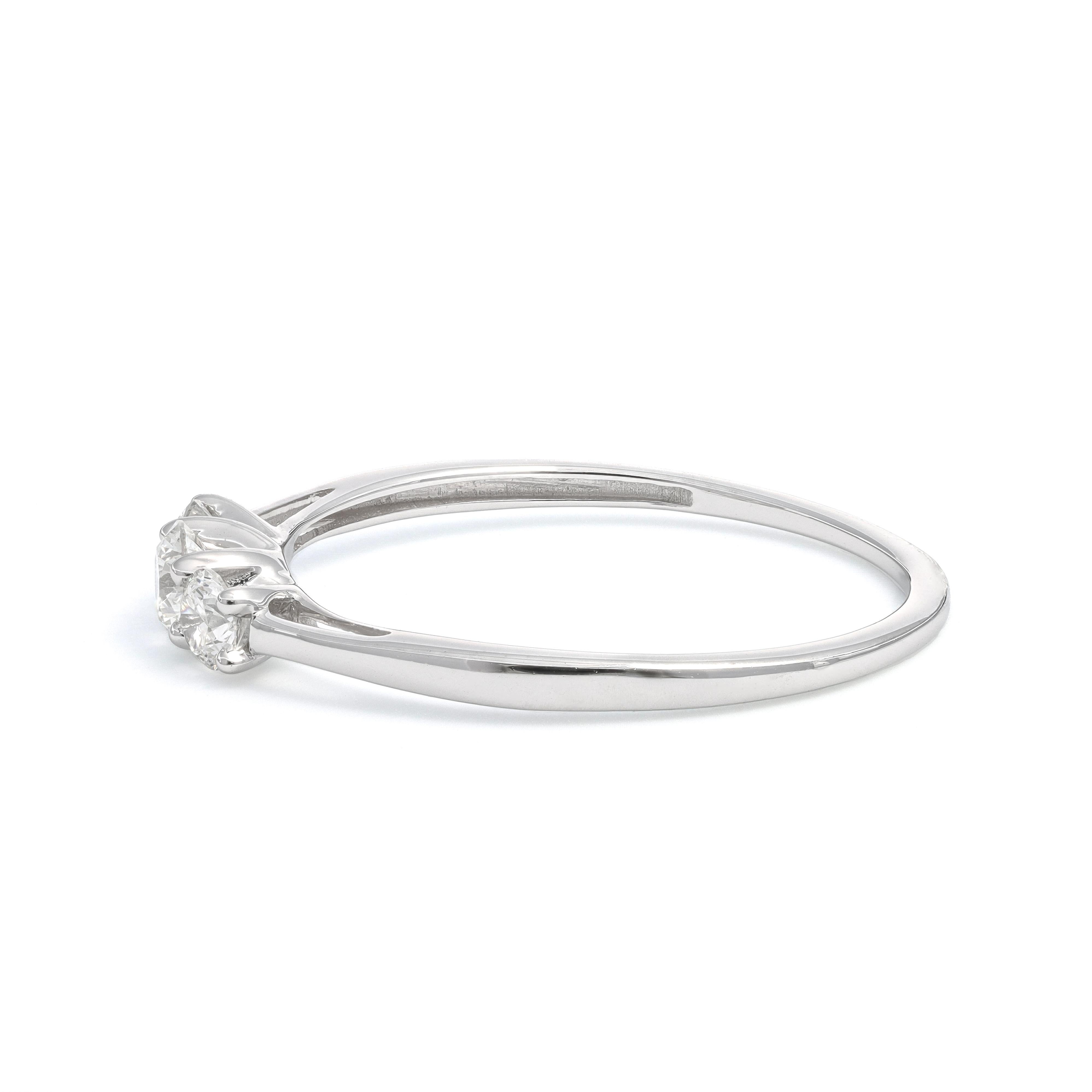 Modern Natural Diamond 0.40 Carats 18KT White Gold Solitaire Engagement Ring For Sale