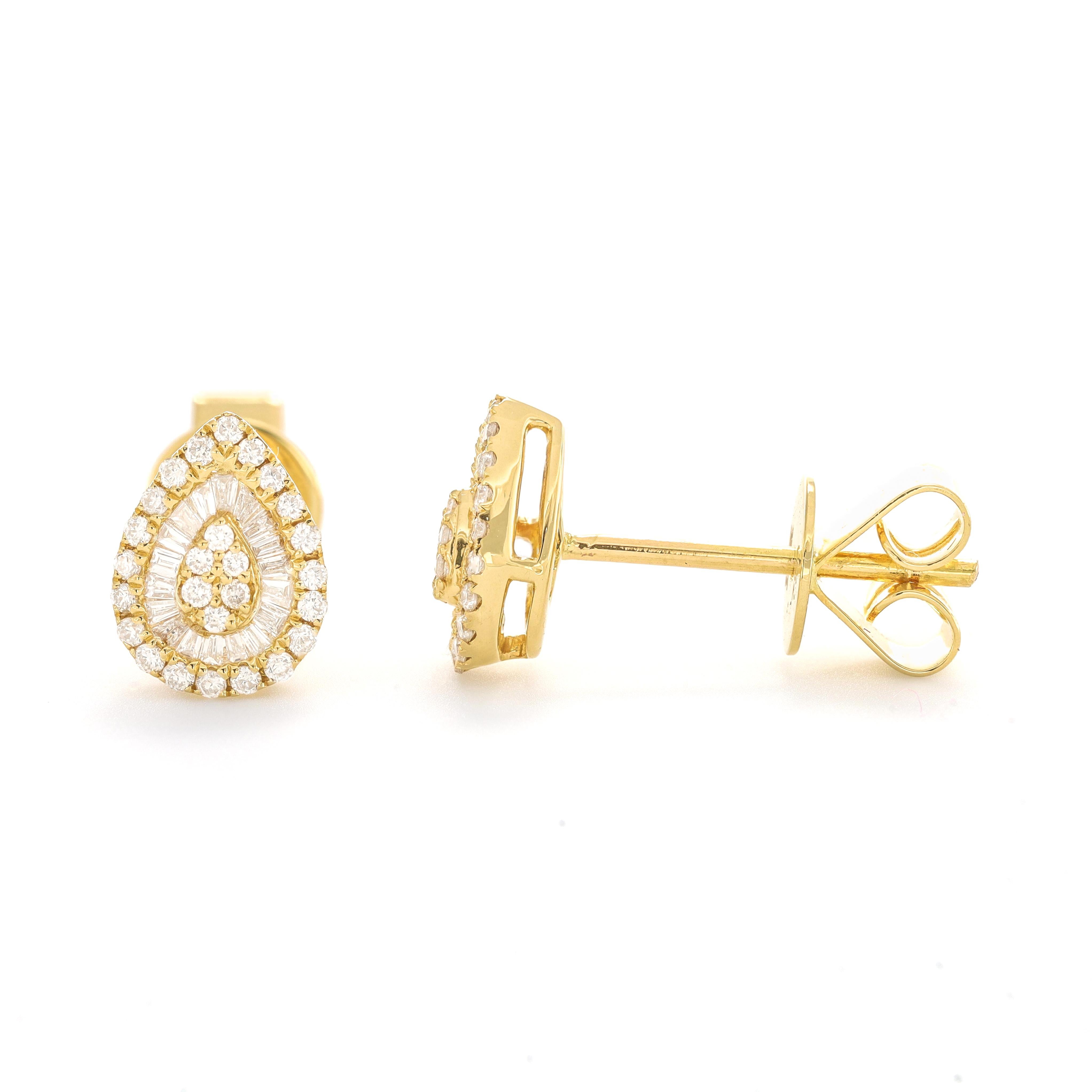 Voici nos époustouflantes boucles d'oreilles en or jaune 18 carats ornées de diamants naturels et d'une grappe d'illusions en forme de halo. Ces boucles d'oreilles sont une véritable incarnation de l'élégance moderne, méticuleusement fabriquées pour