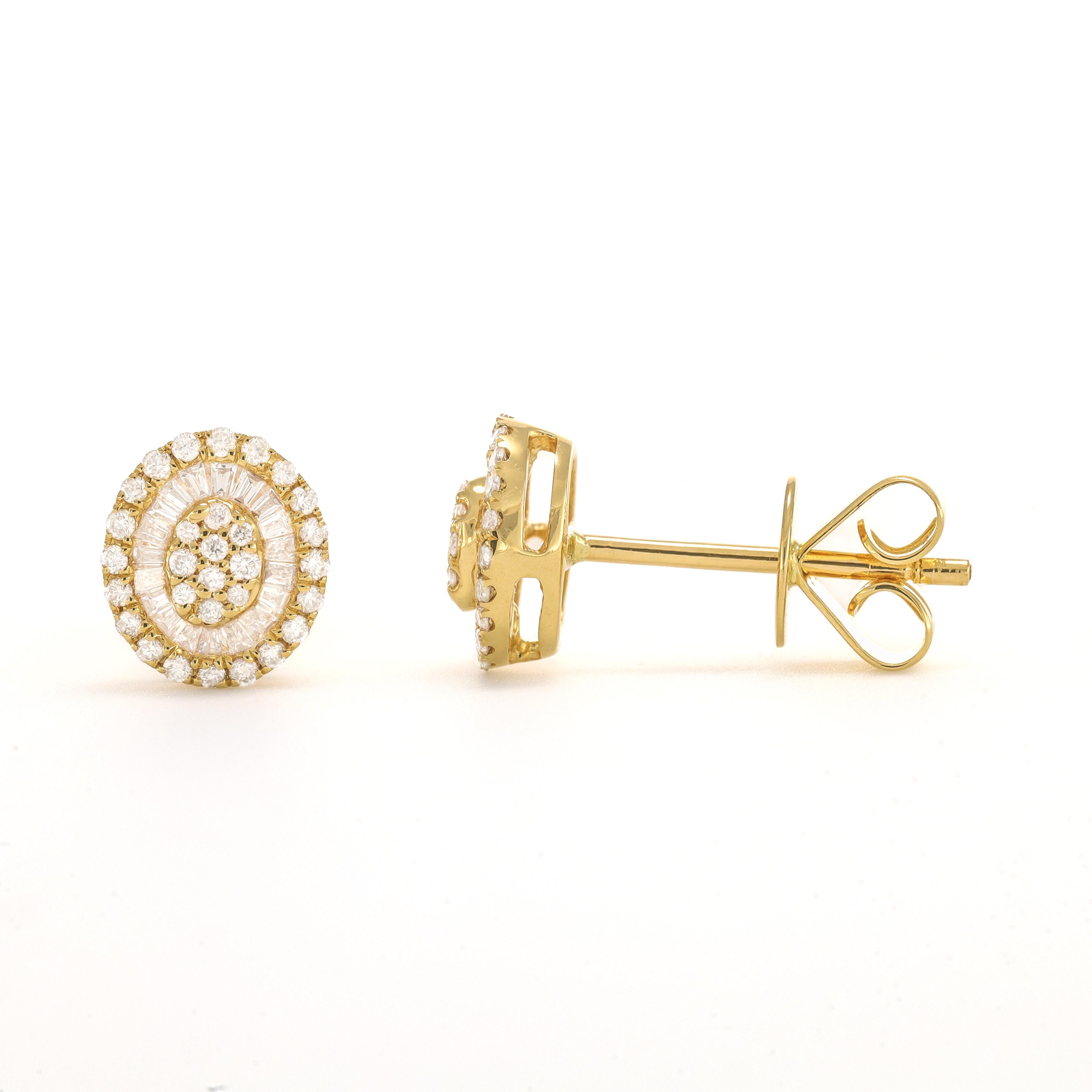 Voici nos époustouflantes boucles d'oreilles en or jaune 18 carats ornées de diamants naturels et d'une grappe d'illusions en forme de halo. Ces boucles d'oreilles sont une véritable incarnation de l'élégance moderne, méticuleusement fabriquées pour