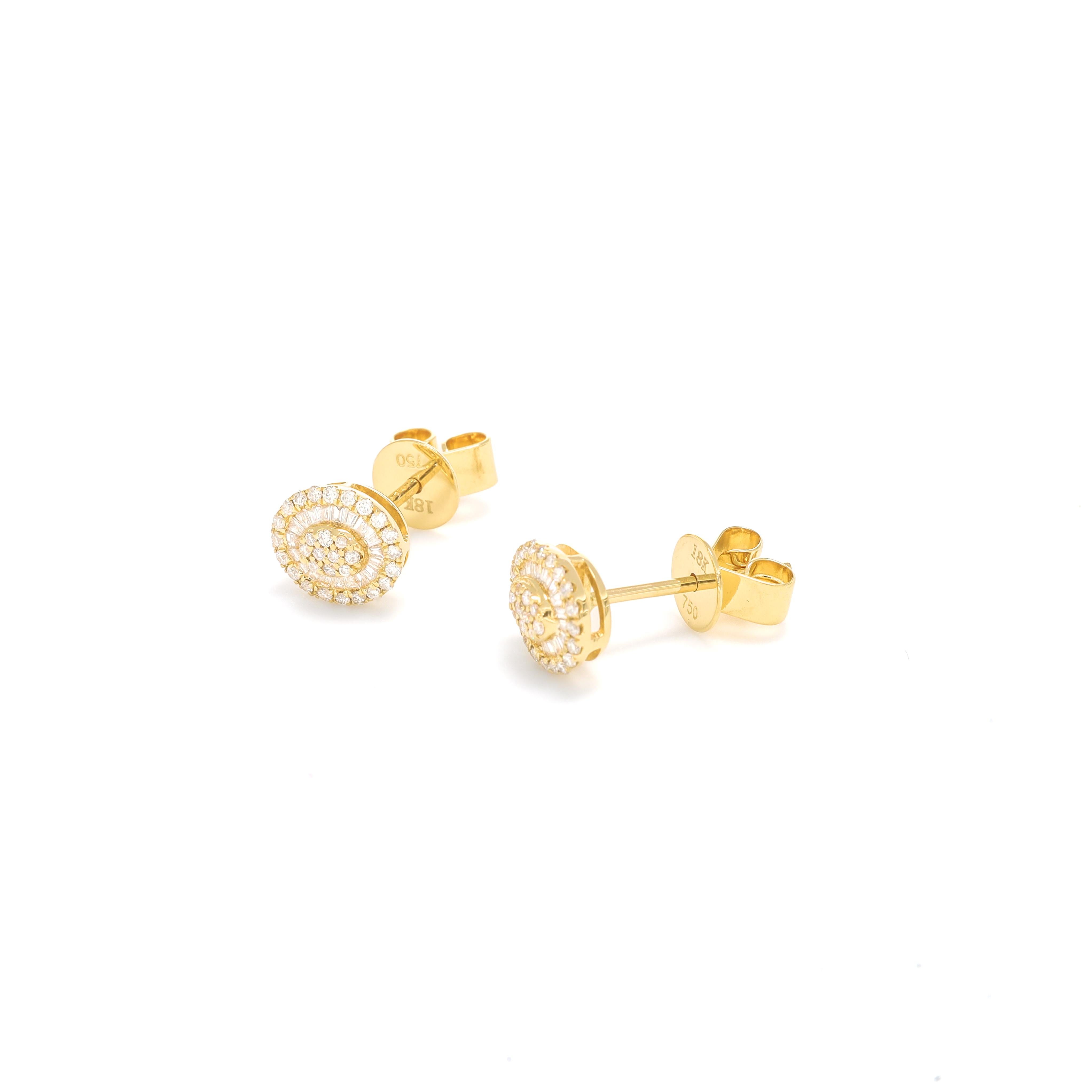 Taille baguette Clous d'oreilles de forme ovale en or jaune 18 carats avec diamants naturels de 0,40 carat en vente