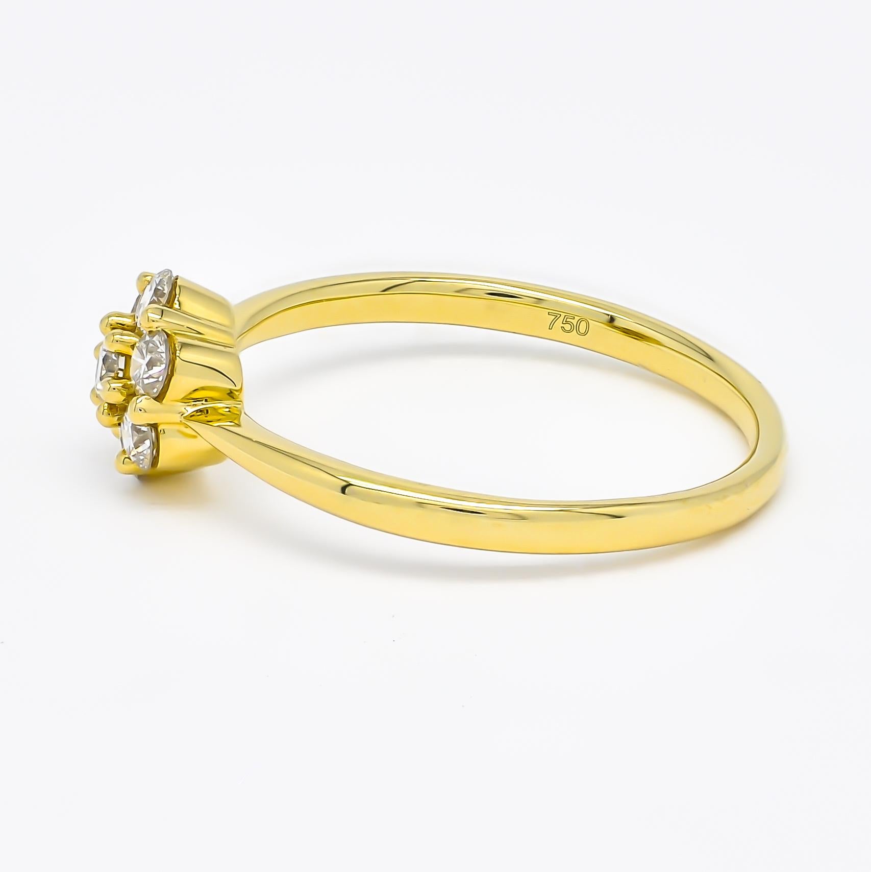 Voici notre bague blanche minimaliste à diamants en serti simple - un mélange parfait de simplicité et d'Elegance, conçue pour être portée tous les jours ou comme cadeau précieux. Réalisée en luxueux or jaune 18KT, cette bague présente une délicate