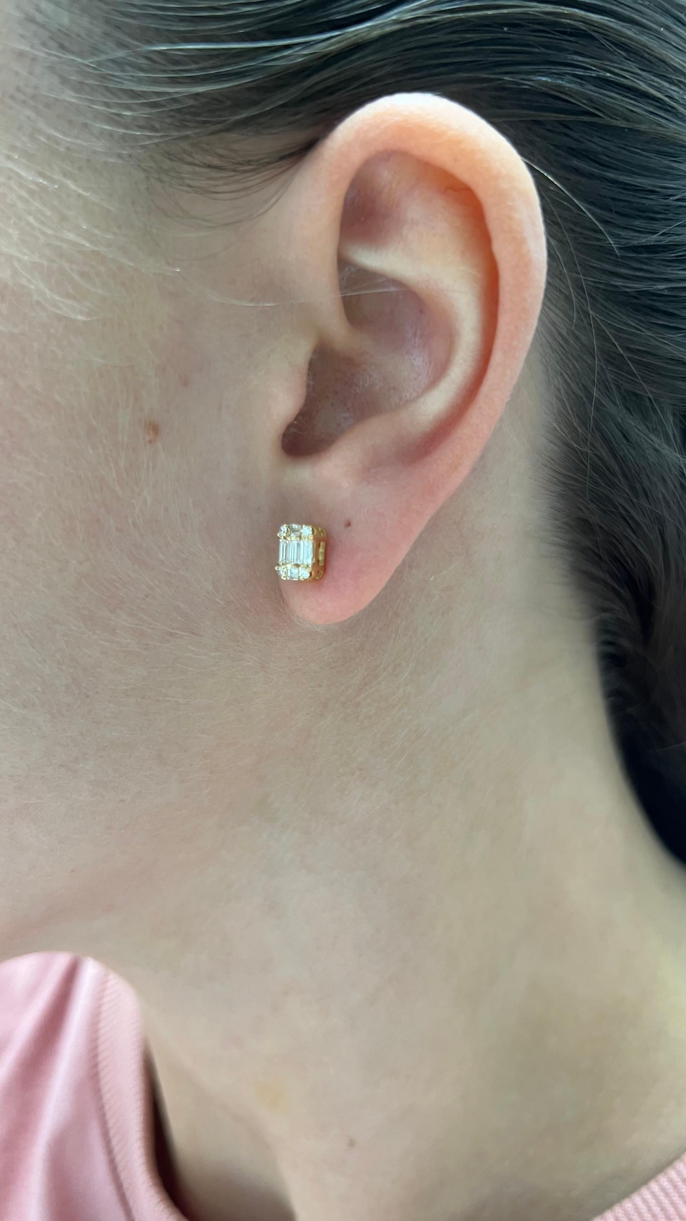 Clous d'oreilles grappes simples en or jaune 18 carats et diamants naturels 0,42 carat en vente 2