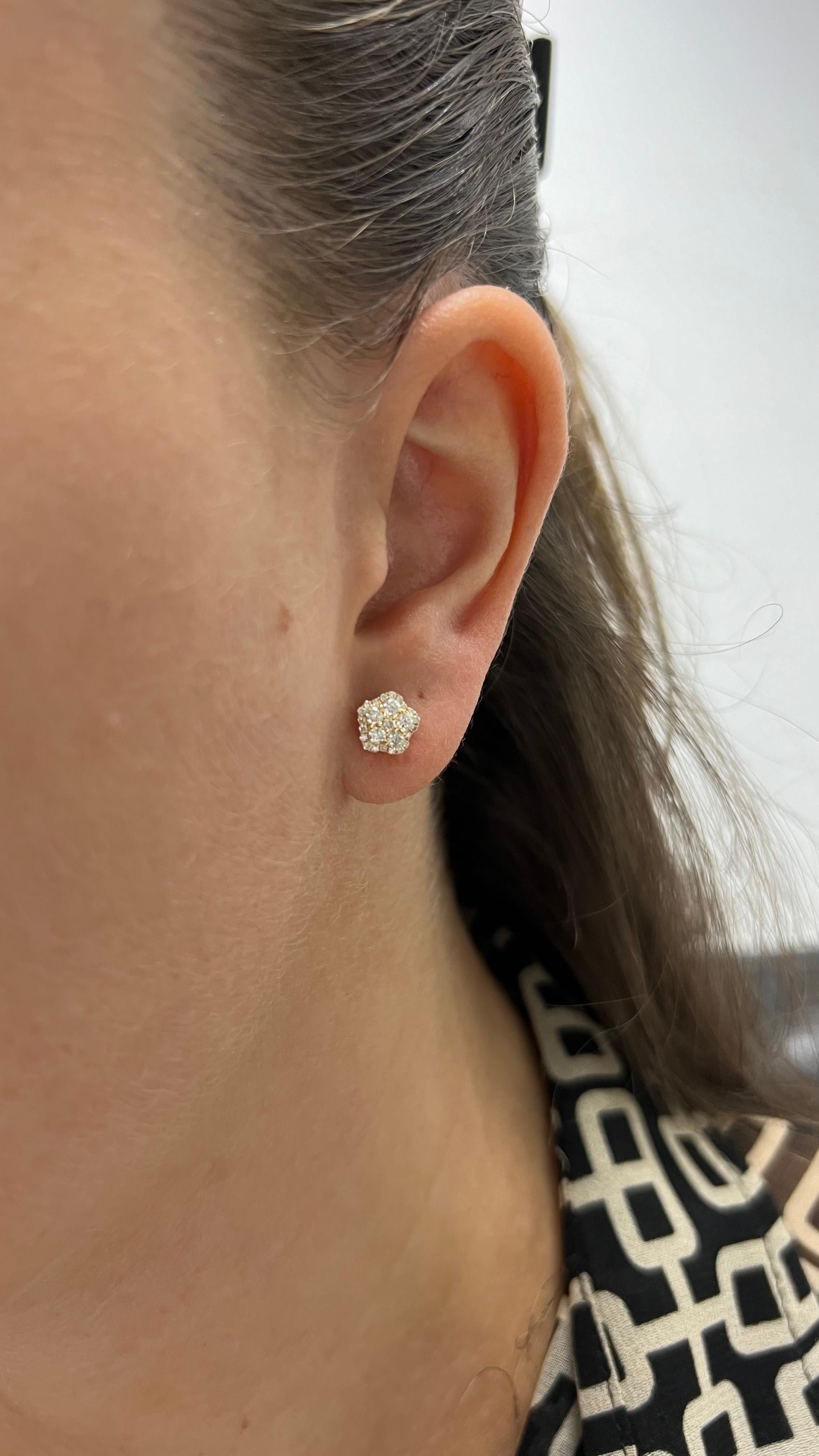 Natürlicher Diamant 0,44 Karat 18KT Weißgold Floral Cluster-Ohrstecker mit Blumenmuster im Angebot 1