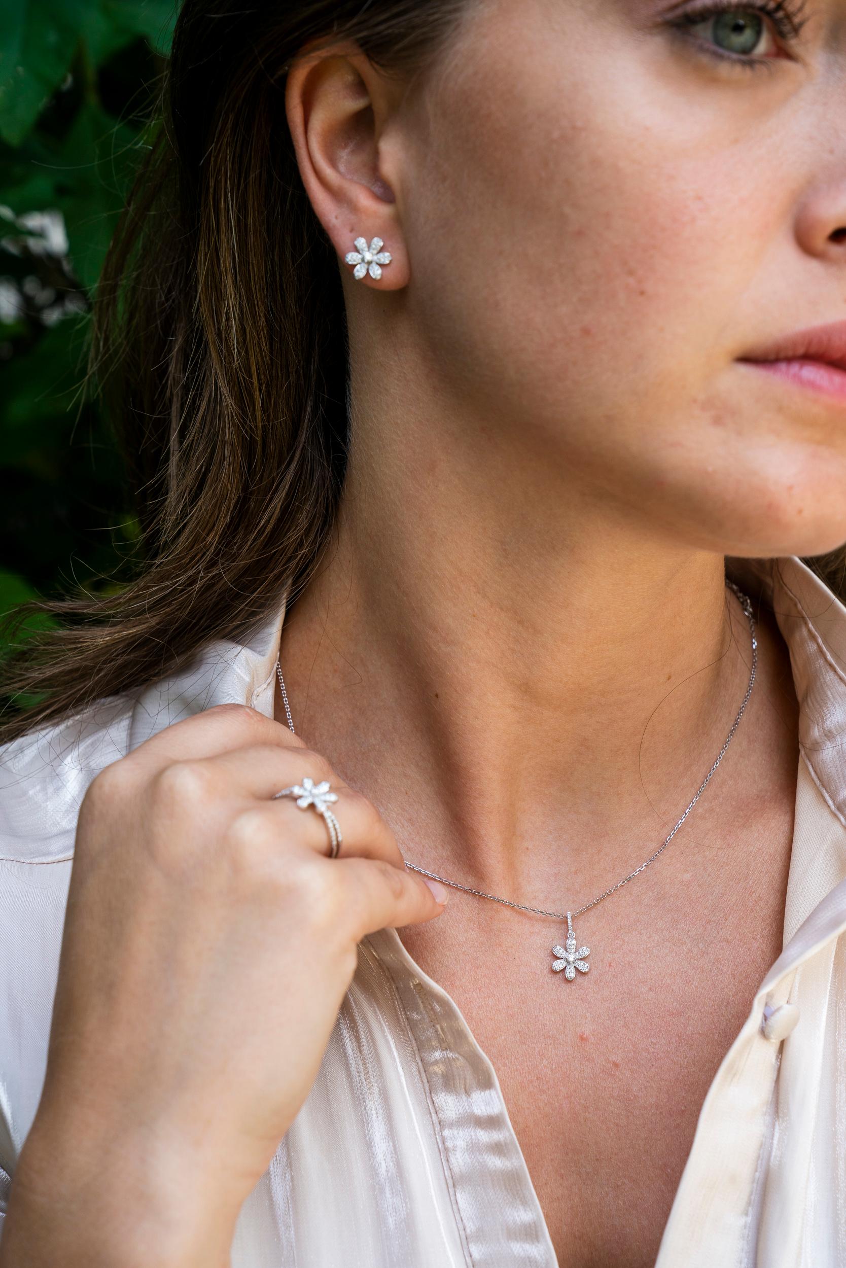 Clous d'oreilles à fleurs en or blanc 18 carats et diamants naturels 0,44 carat en vente 4