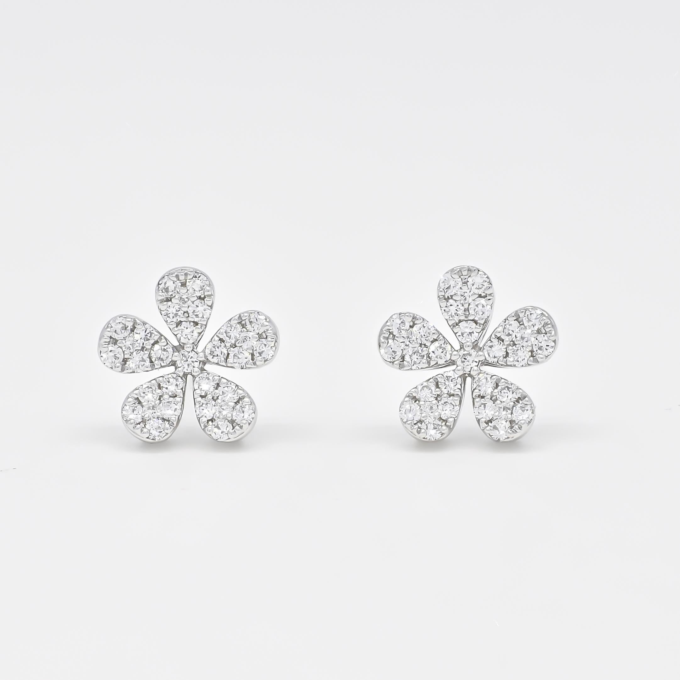 Petites et douces, ces boucles d'oreilles à grappes de diamants sont un ajout sophistiqué et intemporel à votre collection de bijoux. Conçue à la perfection, chaque boucle d'oreille présente une grappe de diamants ronds magnifiquement agencés,
