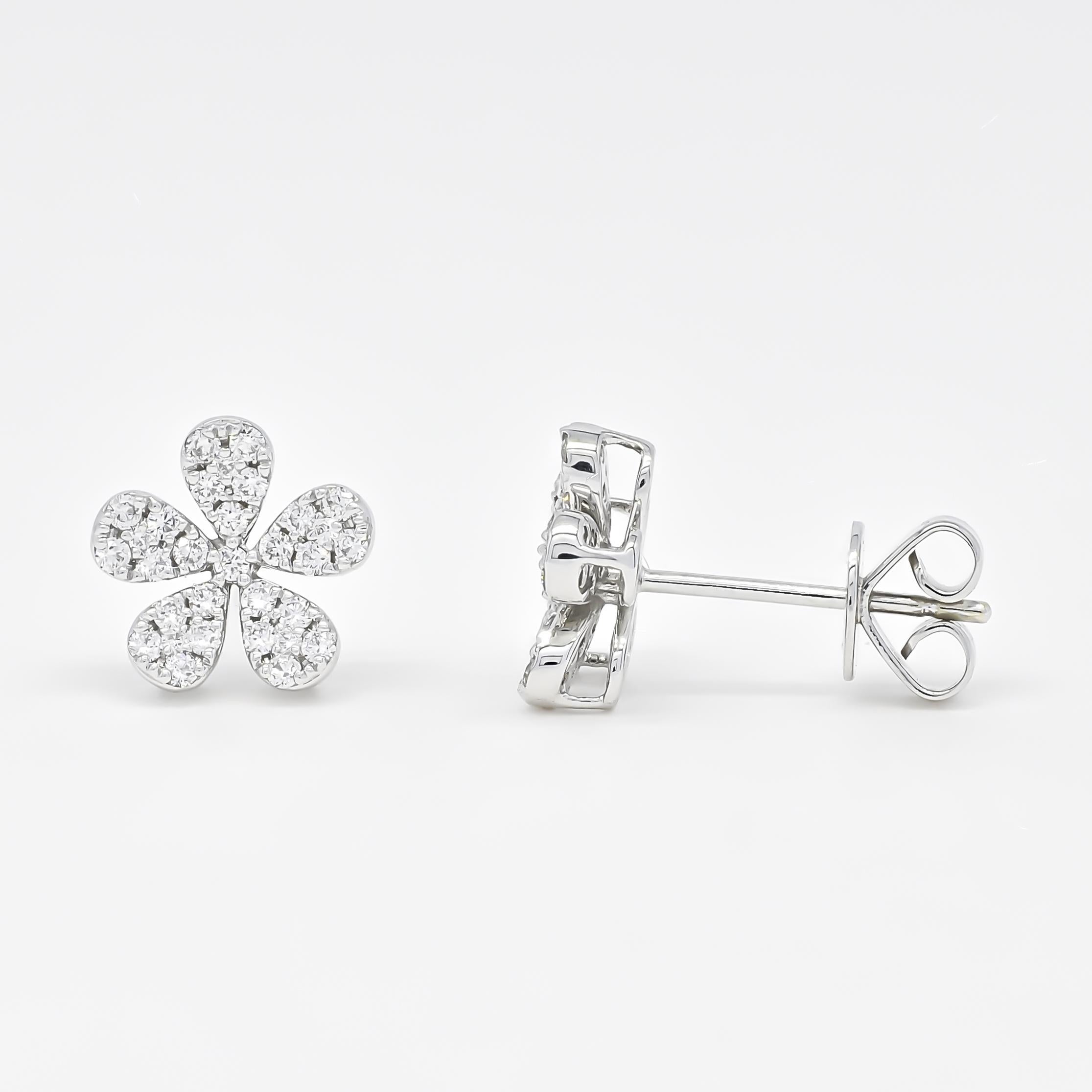 Clous d'oreilles à fleurs en or blanc 18 carats et diamants naturels 0,44 carat Neuf - En vente à Antwerpen, BE