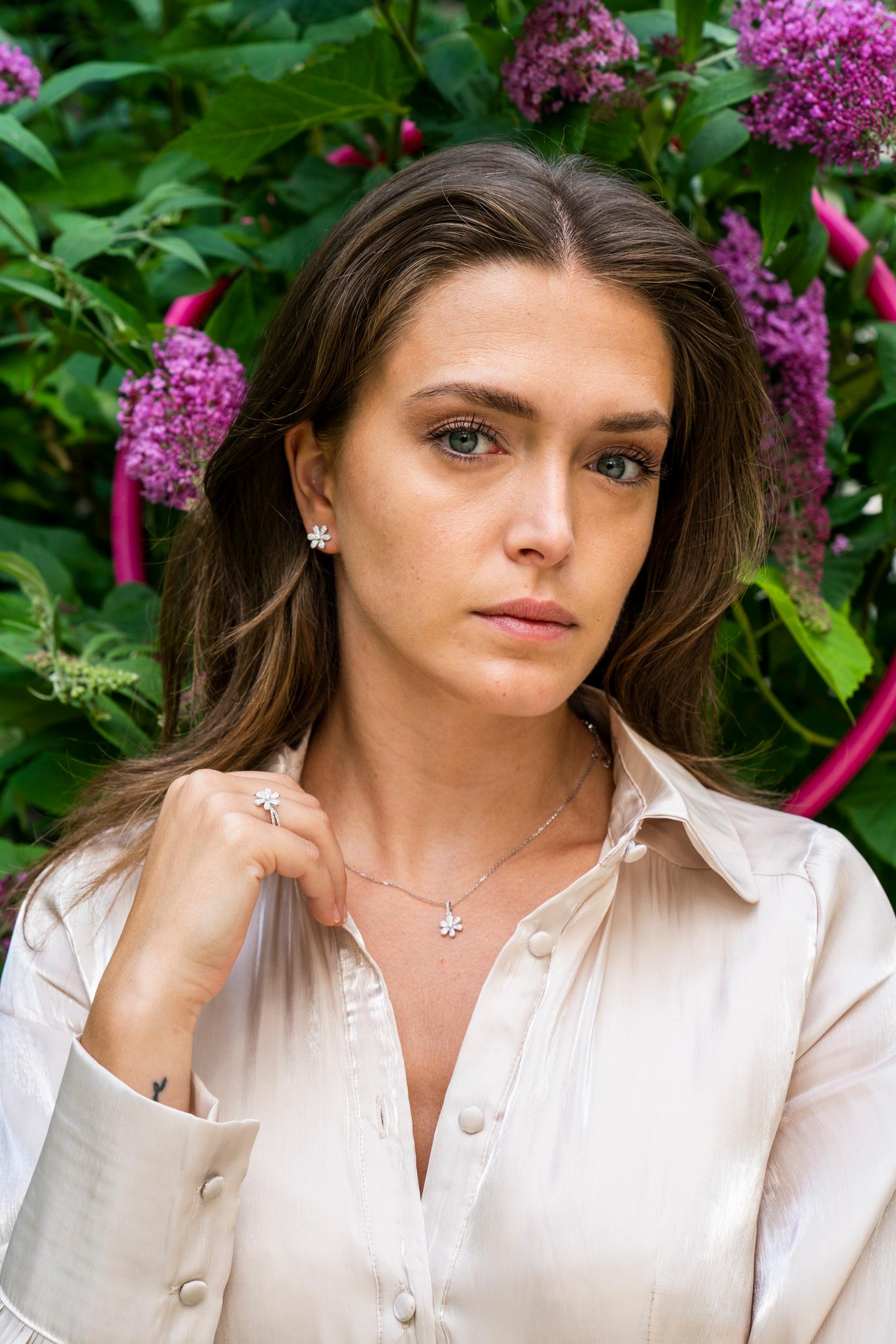 Clous d'oreilles à fleurs en or blanc 18 carats et diamants naturels 0,44 carat en vente 2
