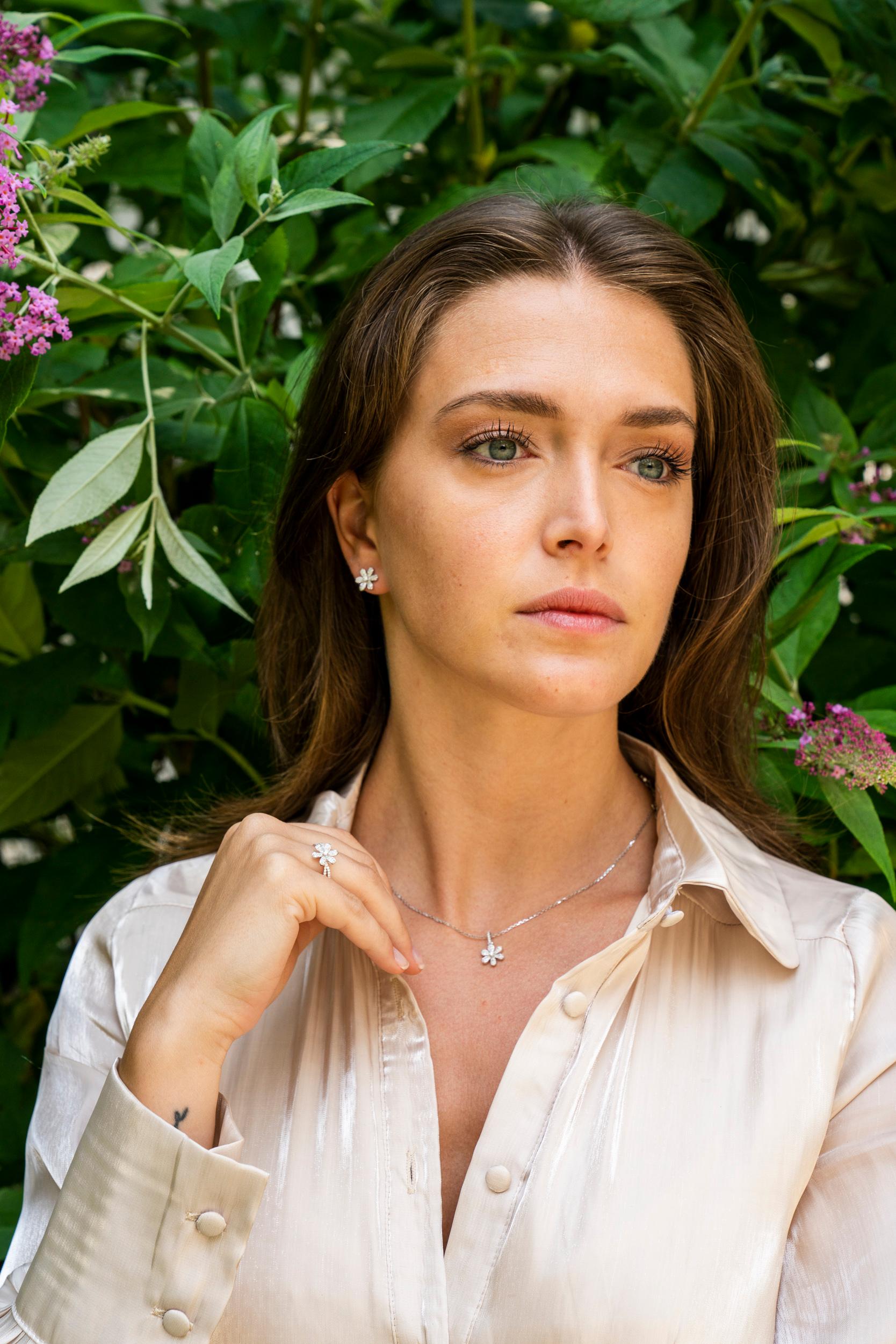 Clous d'oreilles à fleurs en or blanc 18 carats et diamants naturels 0,44 carat en vente 3