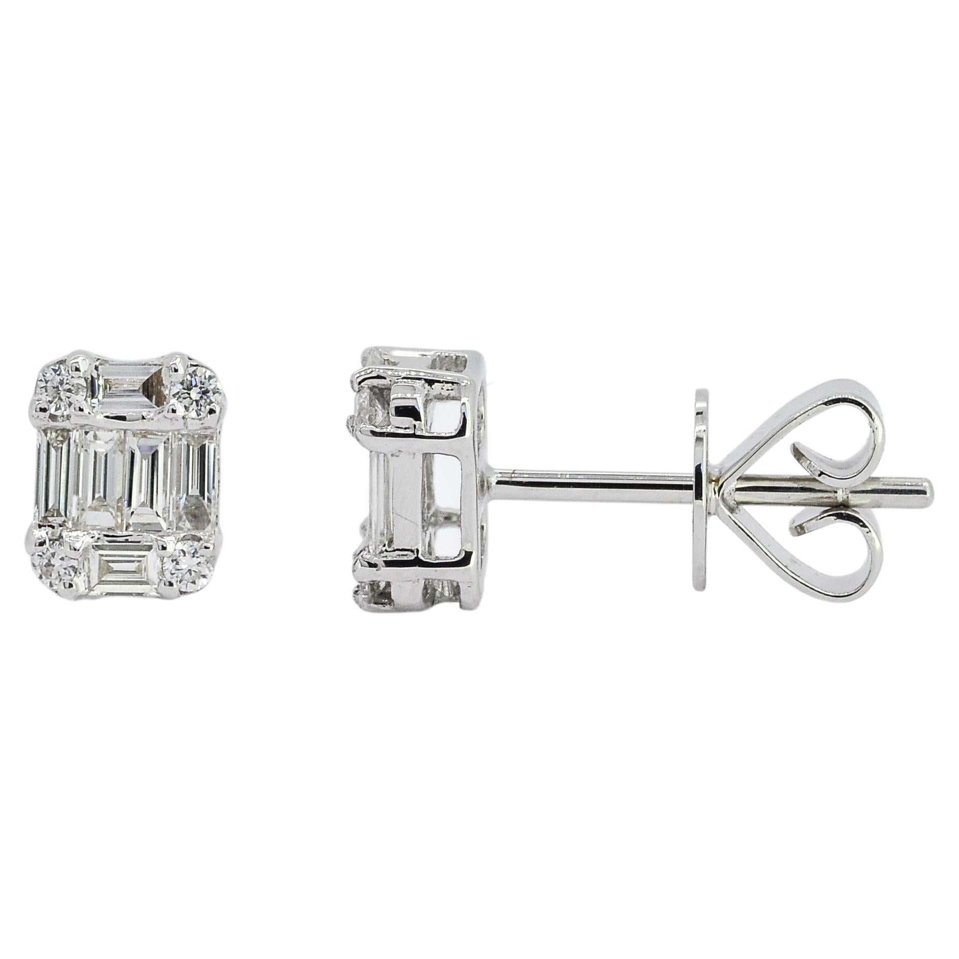 Ces boucles d'oreilles présentent un design carré avec une grappe de diamants naturels de taille baguette et ronde sertis dans de l'or jaune 18KT. Les diamants sont soigneusement sélectionnés pour leur qualité, garantissant un éclat brillant et une