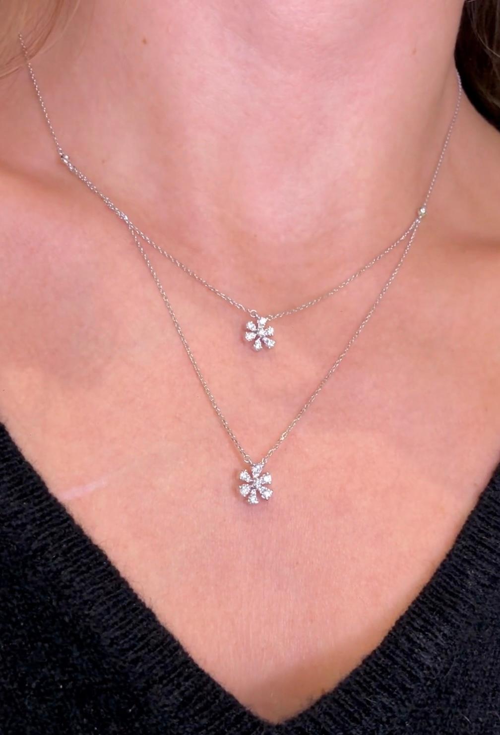 Collier pendentif fleur en or jaune 18 carats avec diamants naturels de 0,46 carat Neuf - En vente à Antwerpen, BE