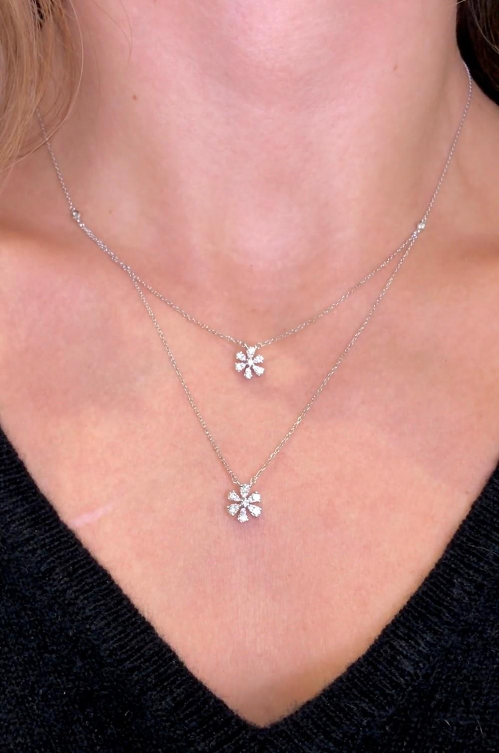 Collier pendentif fleur en or jaune 18 carats avec diamants naturels de 0,46 carat Unisexe en vente