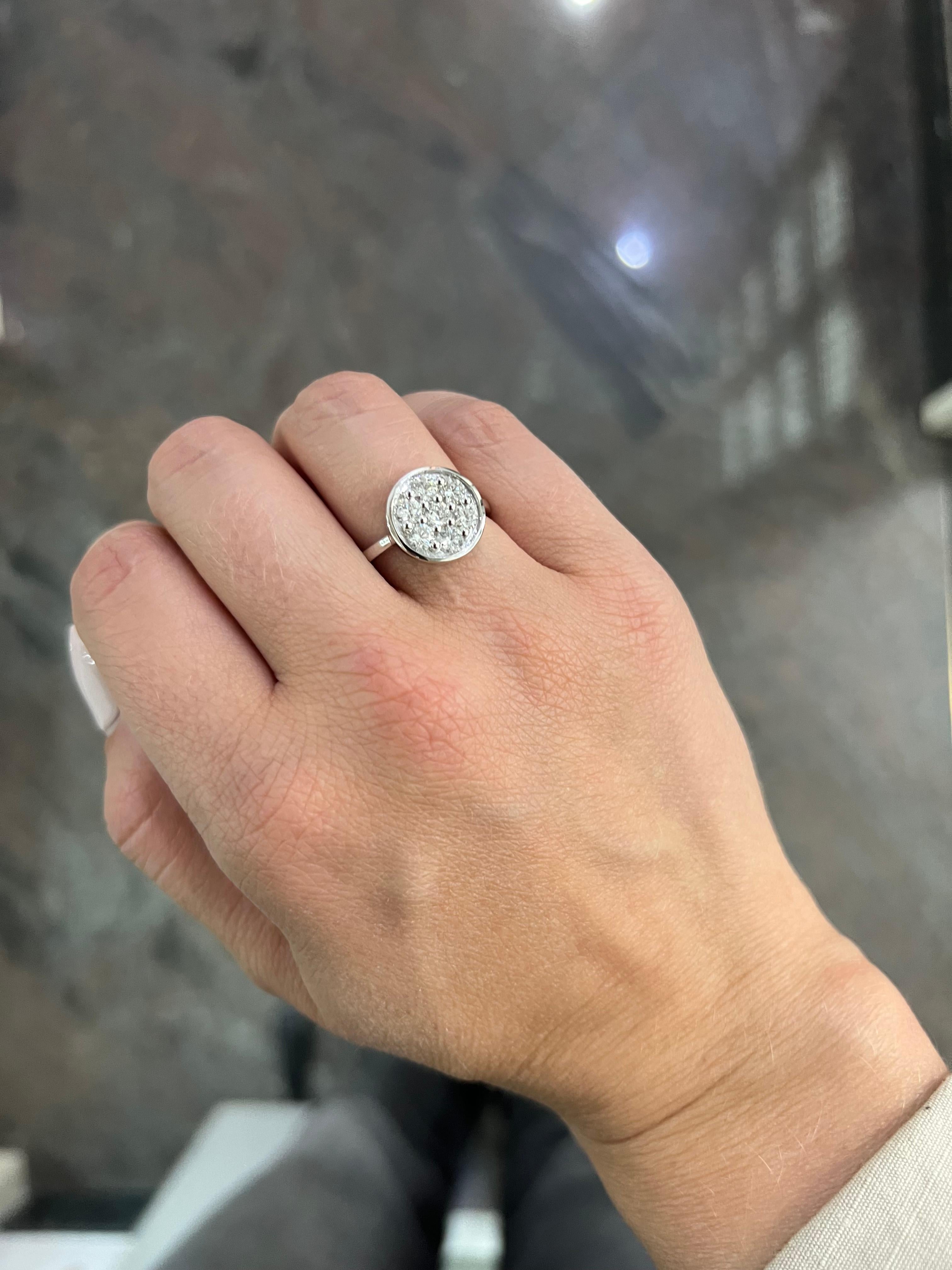 Diamante natural 0,50 quilates Anillo de compromiso en racimo de diamantes de oro blanco de 18 quilates en venta 4