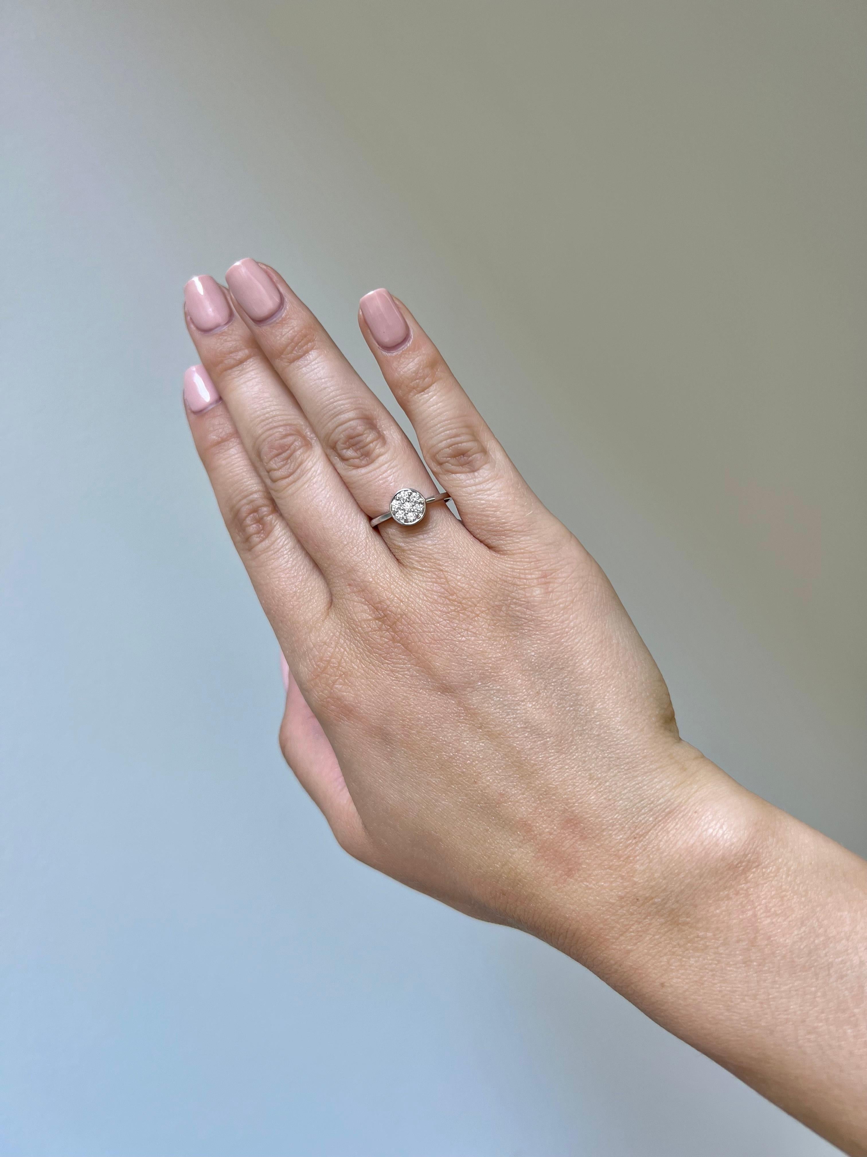 Diamante natural 0,50 quilates Anillo de compromiso en racimo de diamantes de oro blanco de 18 quilates en venta 3