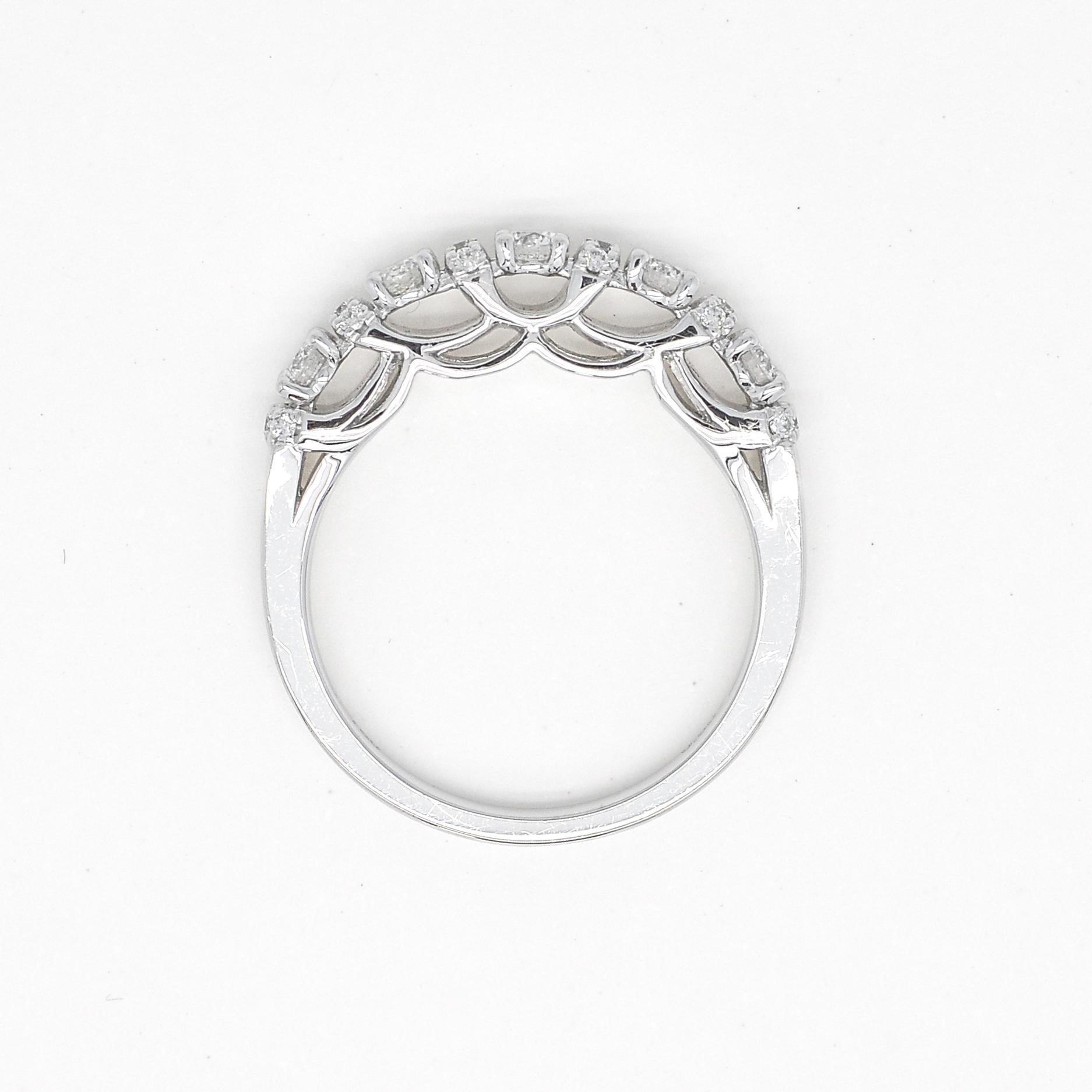 Diamante natural 0,50 quilates Alianza de oro blanco de 18 quilates con 5 solitarios Corte redondo en venta