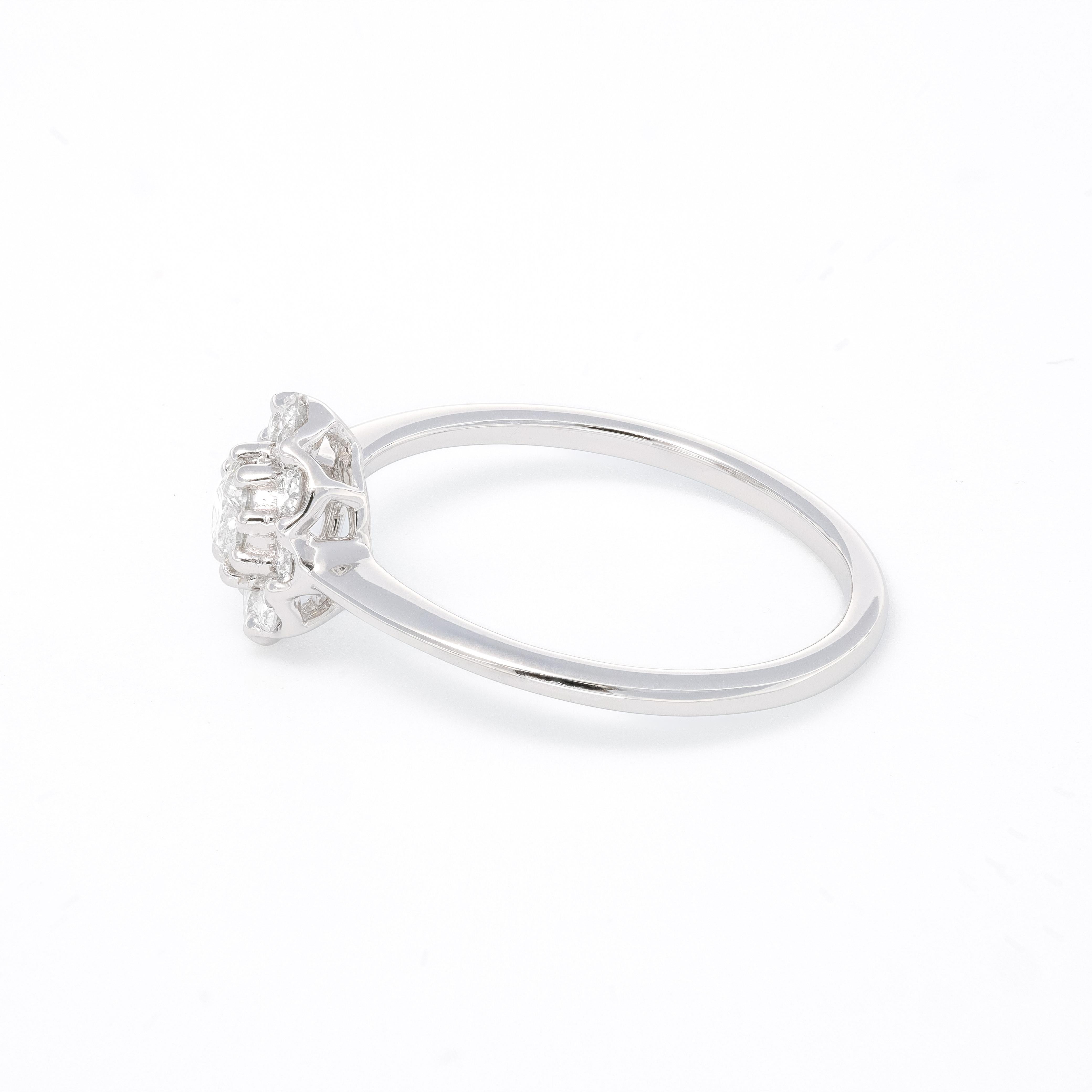 Anillo de compromiso vintage con diamante natural de 0,50 quilates y racimo de oro blanco de 18 quilates en Nuevo estado para la venta en Antwerpen, BE