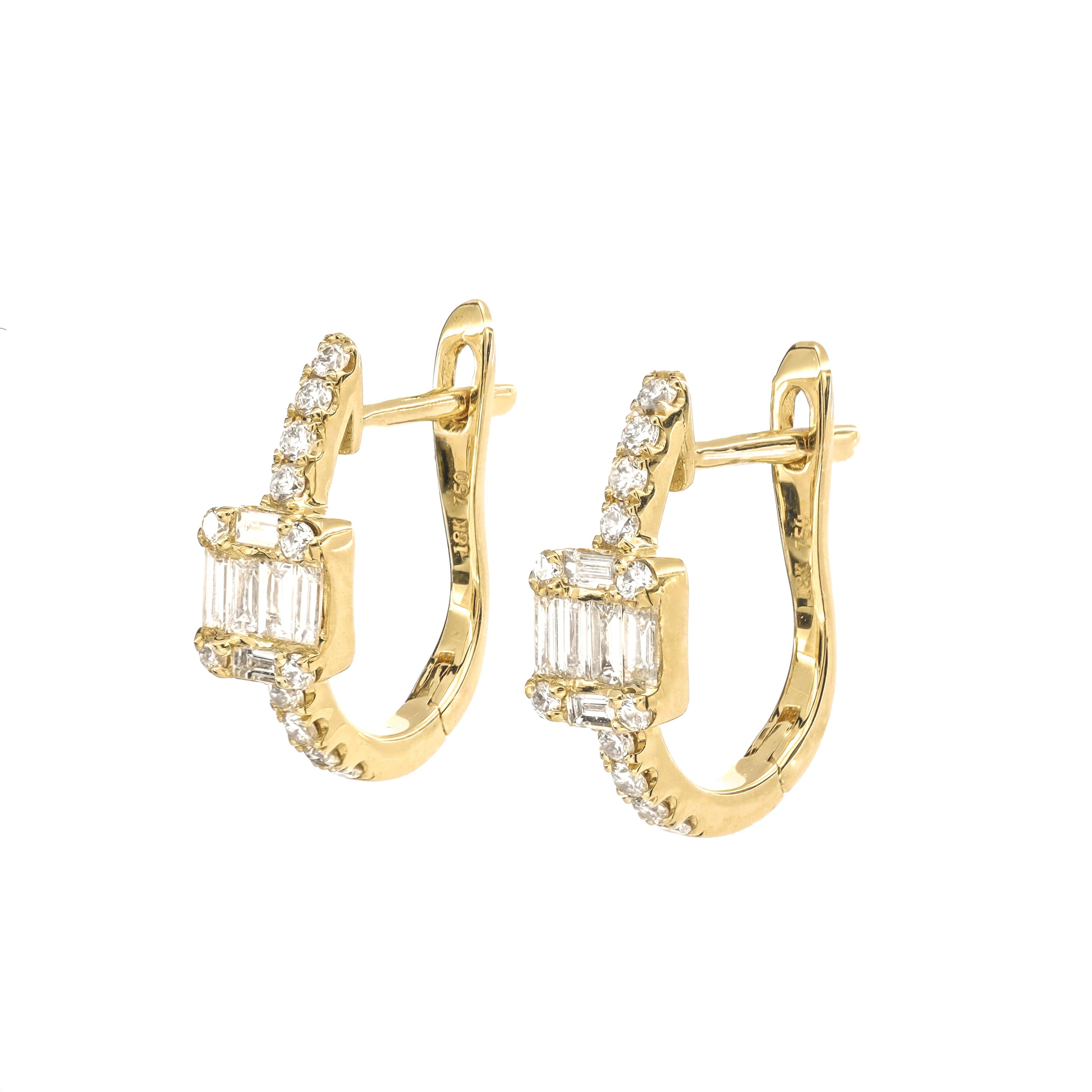 Voici nos étonnantes boucles d'oreilles à diamants baguettes et ronds, où l'élégance rencontre l'enchantement. Ces boucles d'oreilles présentent une grappe de diamants baguettes et ronds, méticuleusement disposés à l'intérieur de l'anneau pour créer