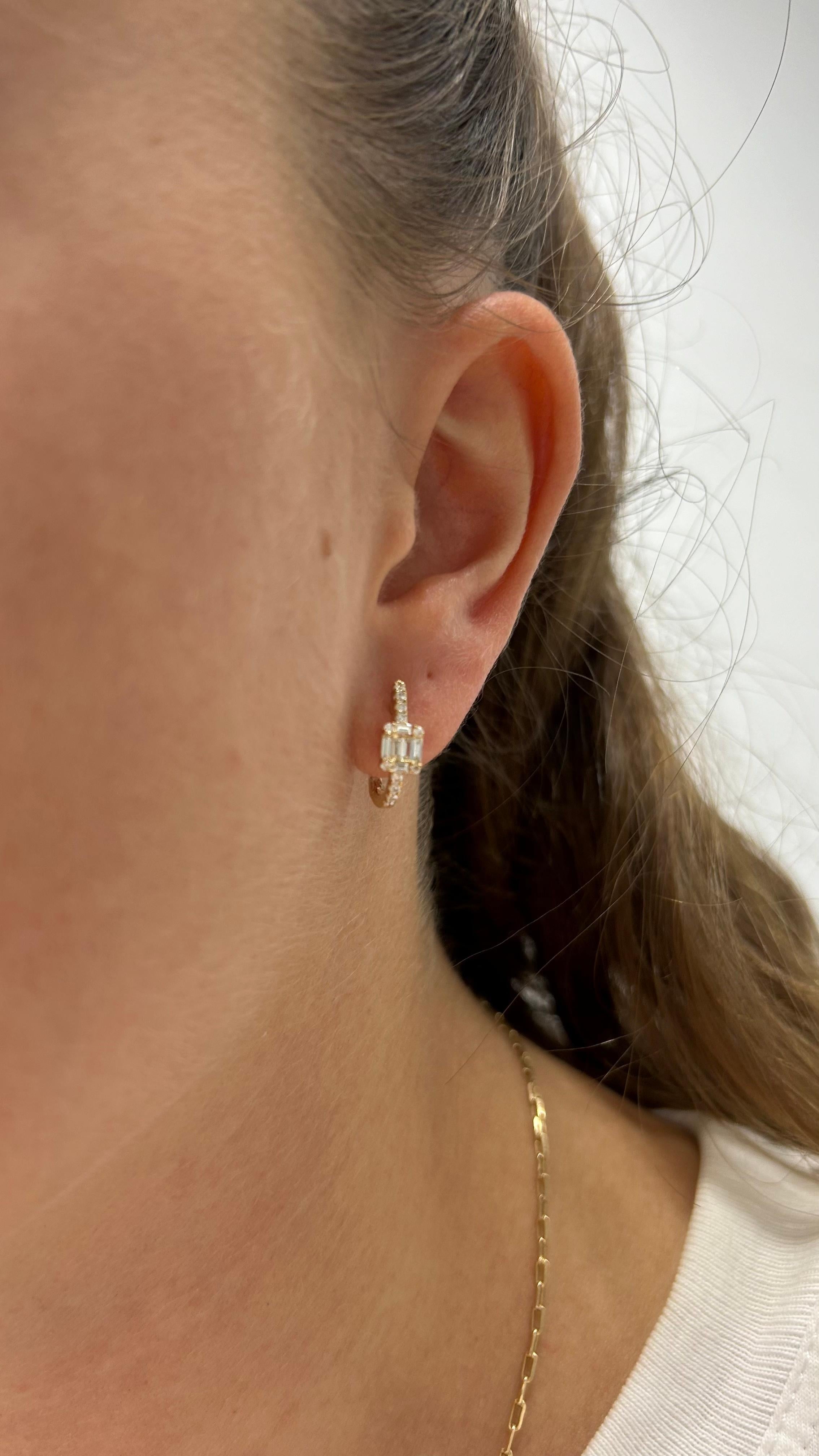 Taille baguette Créoles en or jaune 18 carats avec diamants naturels de 0,50 carat en vente