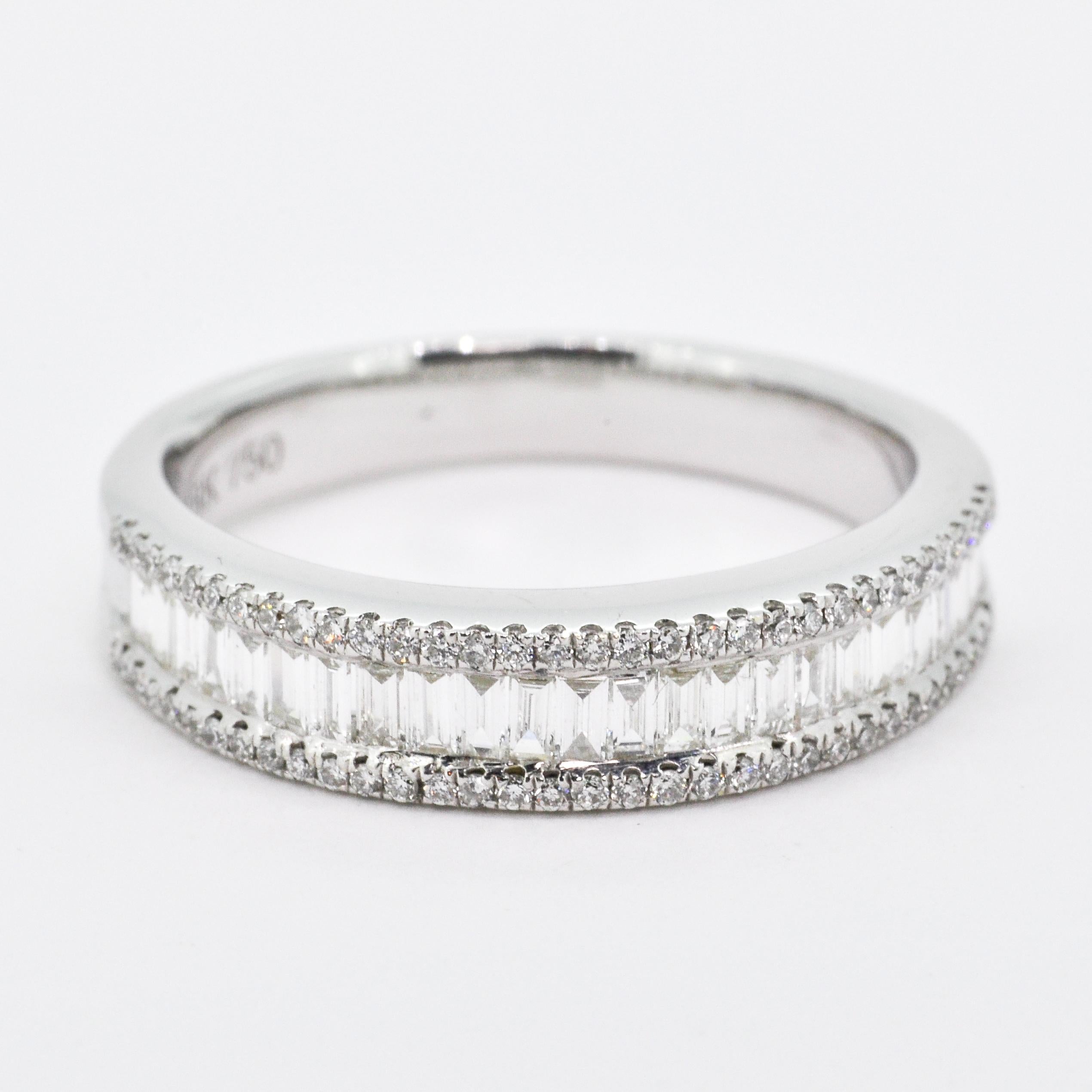Taille baguette Alliance d'éternité complète en or blanc 18 carats avec diamants naturels 0,50 carat en vente