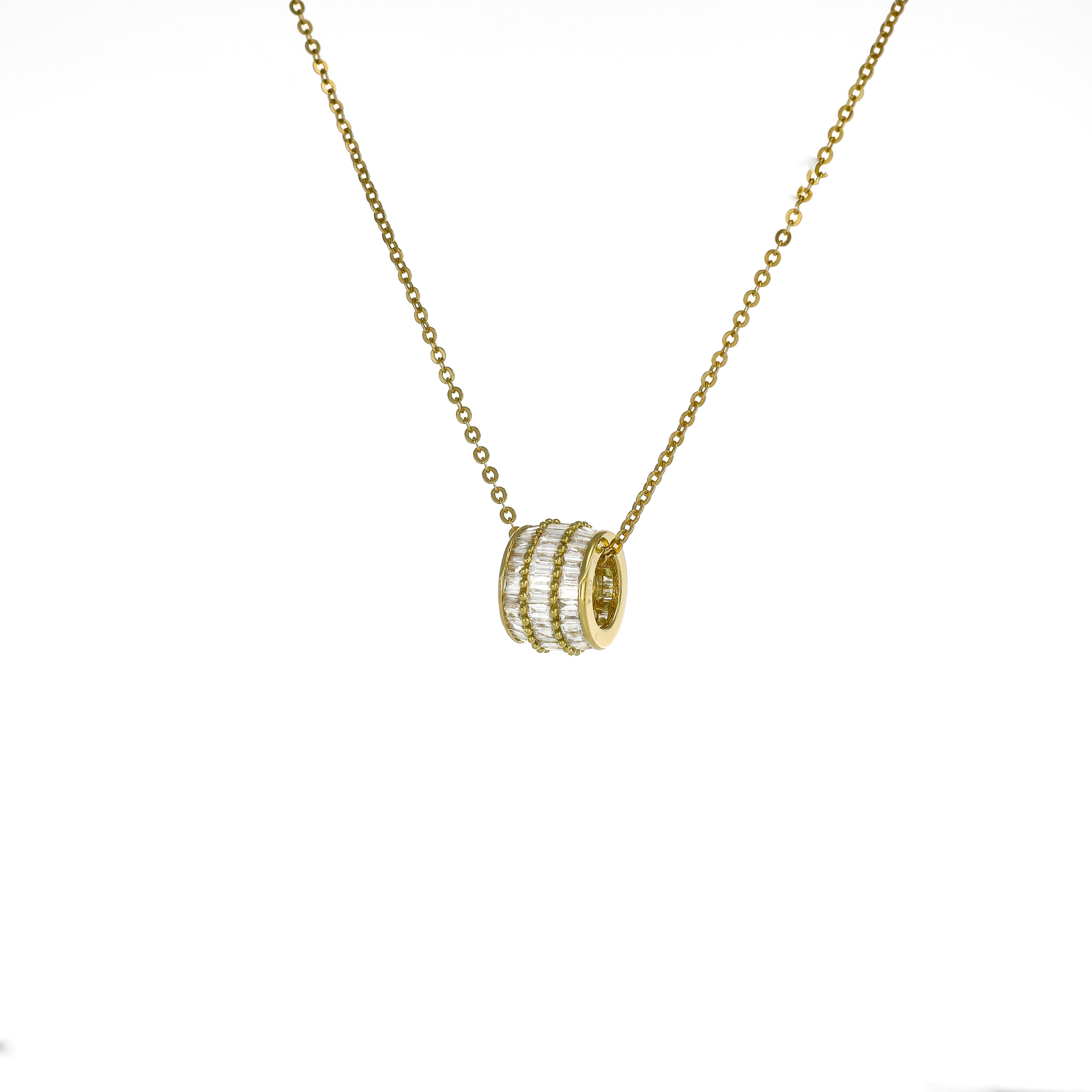 Moderno Collana con ciondolo a catena in oro giallo 18 carati con diamante naturale da 0,51 carati in vendita