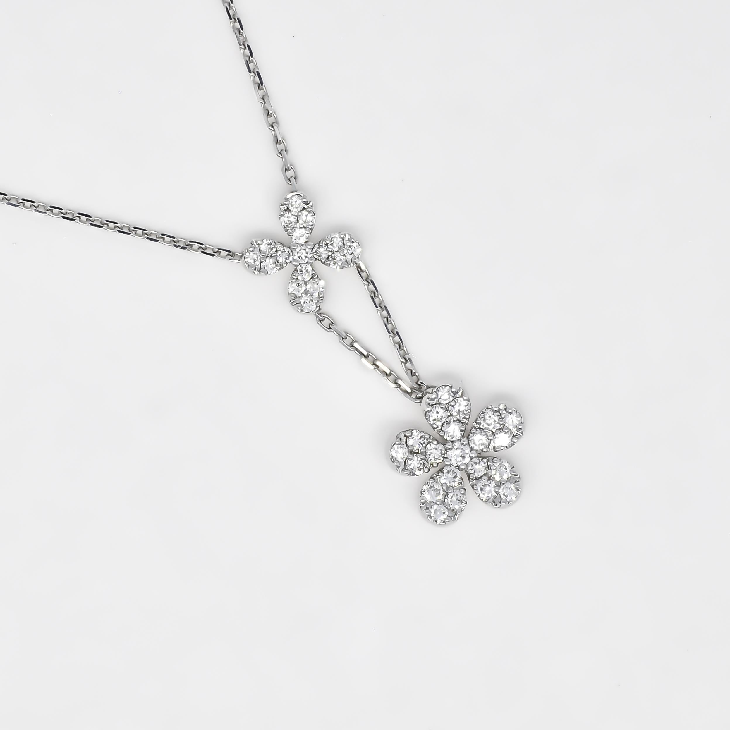 Laissez-vous séduire par l'allure délicate de ce collier à pendentif duo de diamants de taille ronde au design complexe. Réalisée de manière experte en or blanc 18KT, cette pièce étonnante capte le regard par son élégance raffinée. 

Une petite
