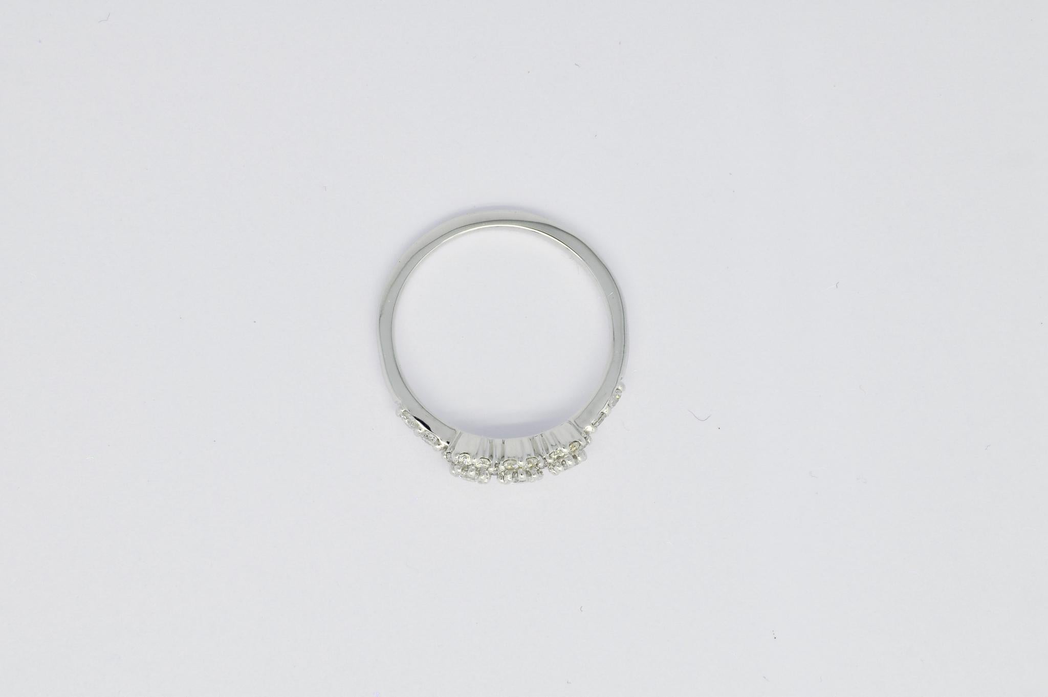 Laissez-vous séduire par la beauté céleste de notre bague Trilogy Cluster, un chef-d'œuvre époustouflant orné de diamants naturels sertis dans l'or blanc 18 carats le plus fin. Cette bague captivante présente un trio de diamants taille brillant,