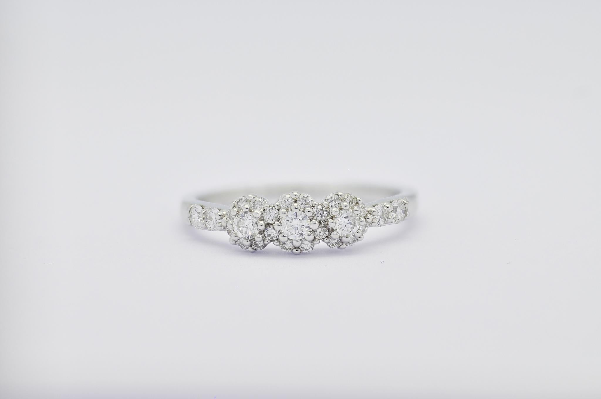 Modern Natural Diamond 0.52 cts 18 Karat White Gold Engagement Ring For Sale