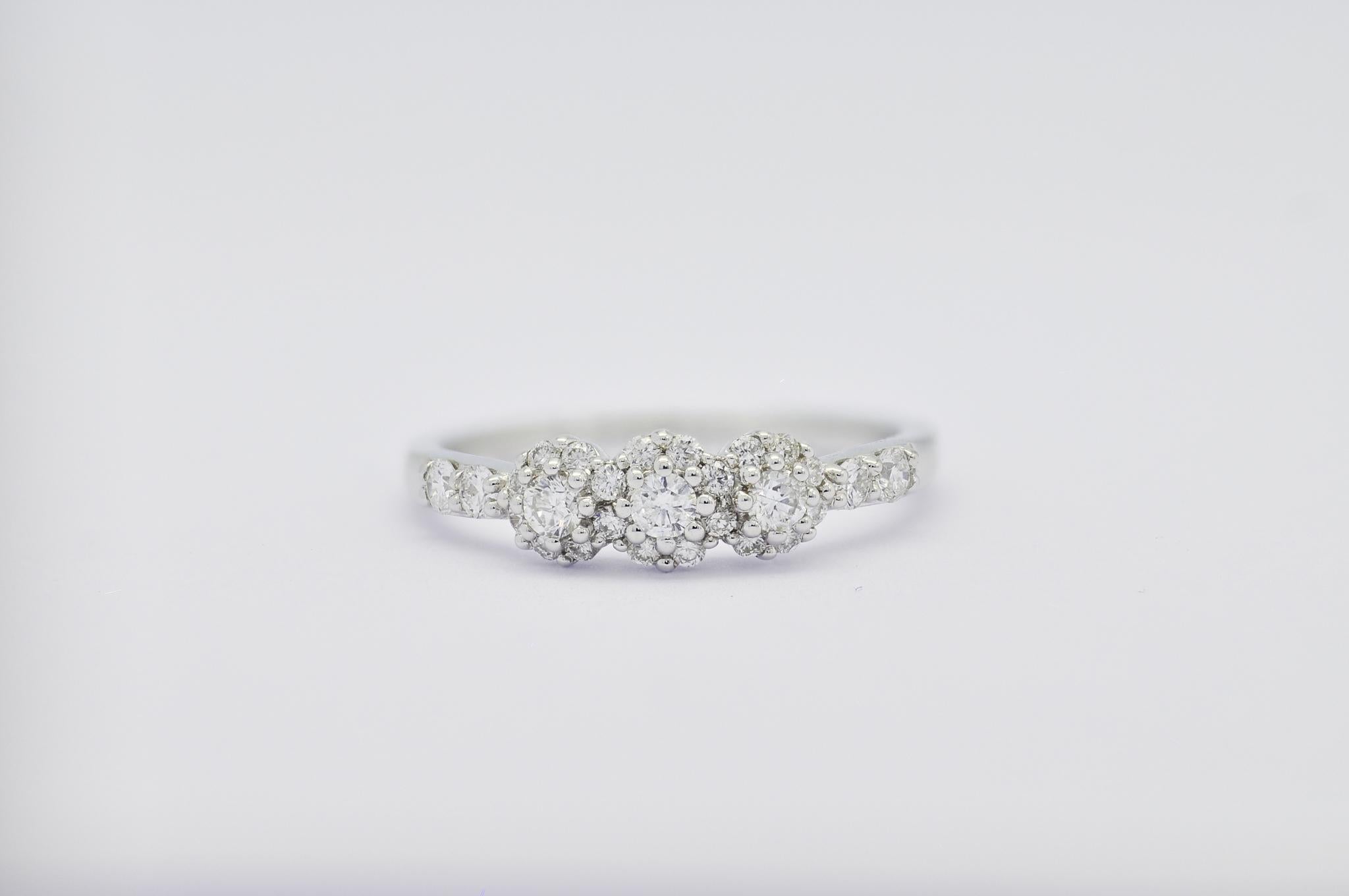 Art nouveau Bague grappe en or blanc 18 carats avec diamants naturels 0,52 carat en vente