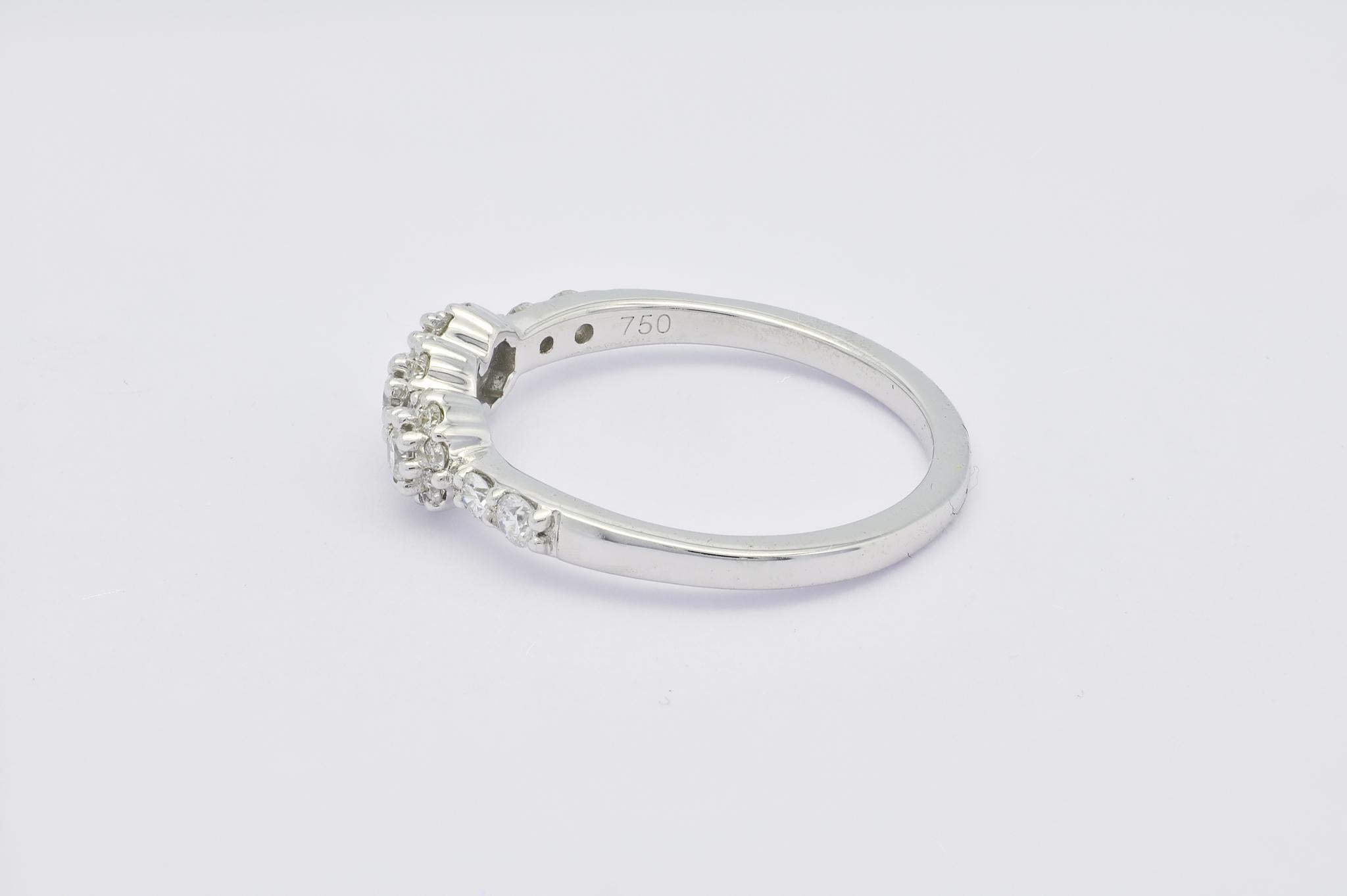 Taille brillant Bague grappe en or blanc 18 carats avec diamants naturels 0,52 carat en vente