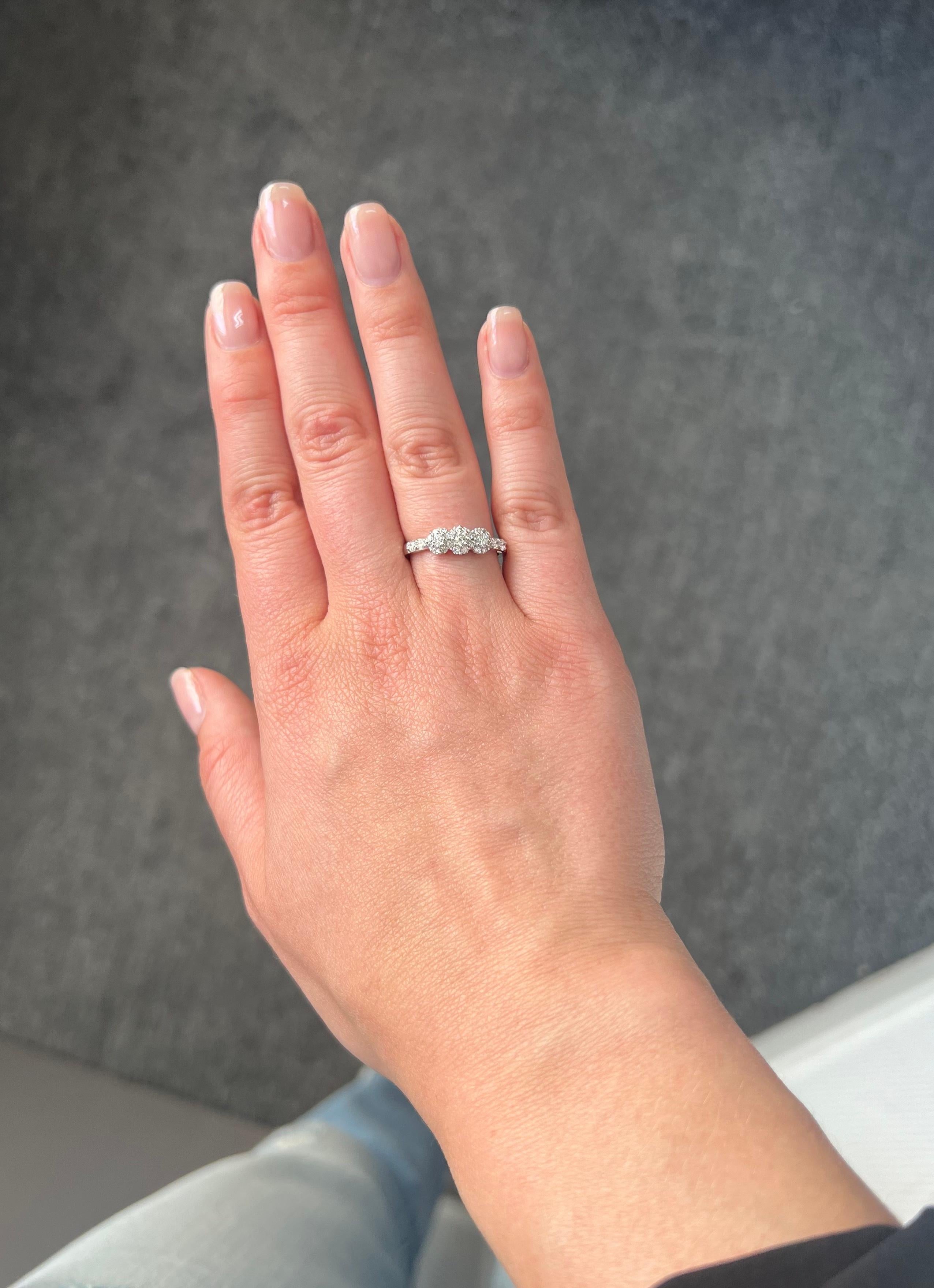 Bague grappe en or blanc 18 carats avec diamants naturels 0,52 carat en vente 2