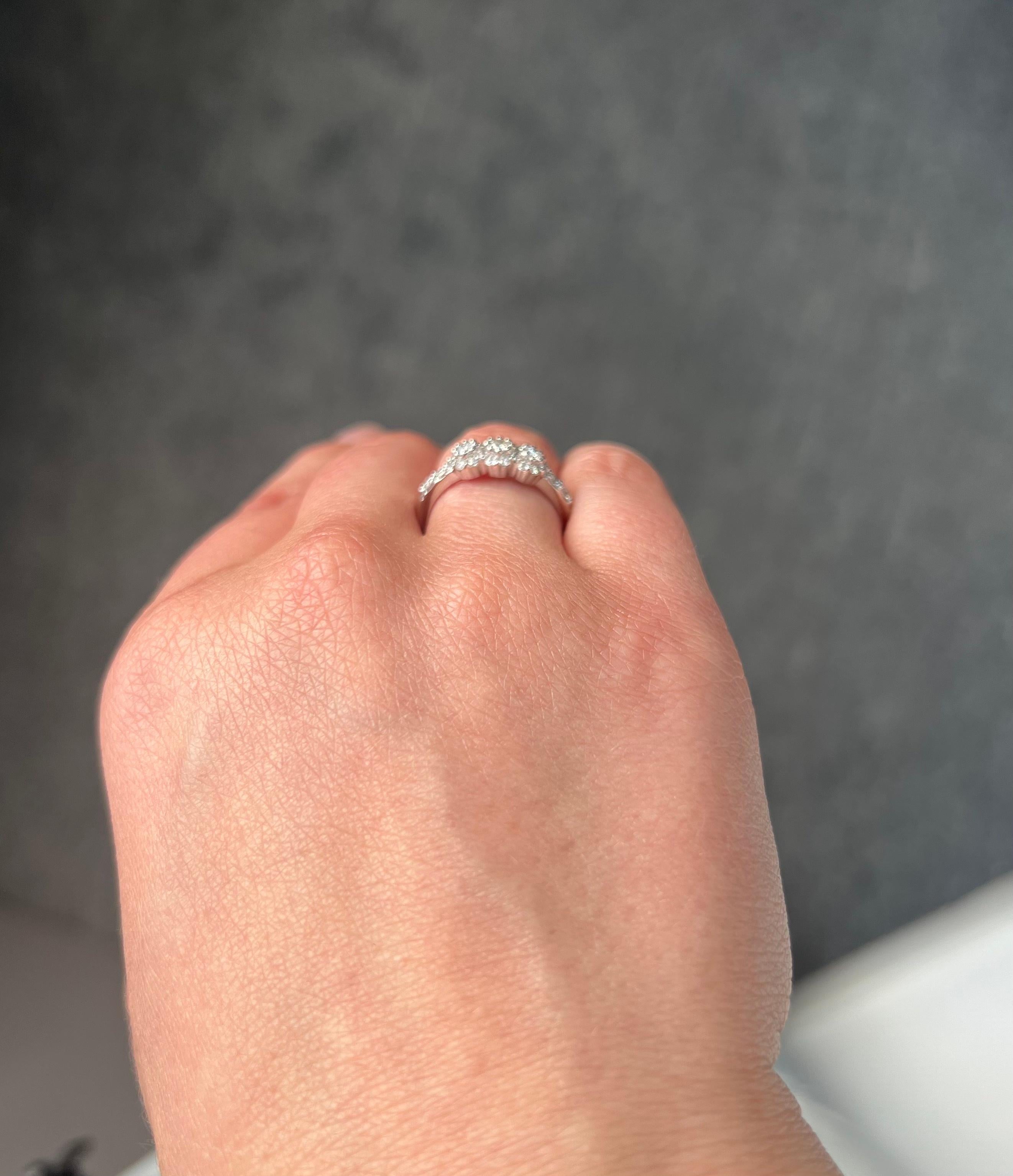 Bague grappe en or blanc 18 carats avec diamants naturels 0,52 carat en vente 3