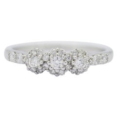 Natürlicher Diamant 0,52 Karat 18 Karat Weißgold Cluster-Ring mit Diamanten