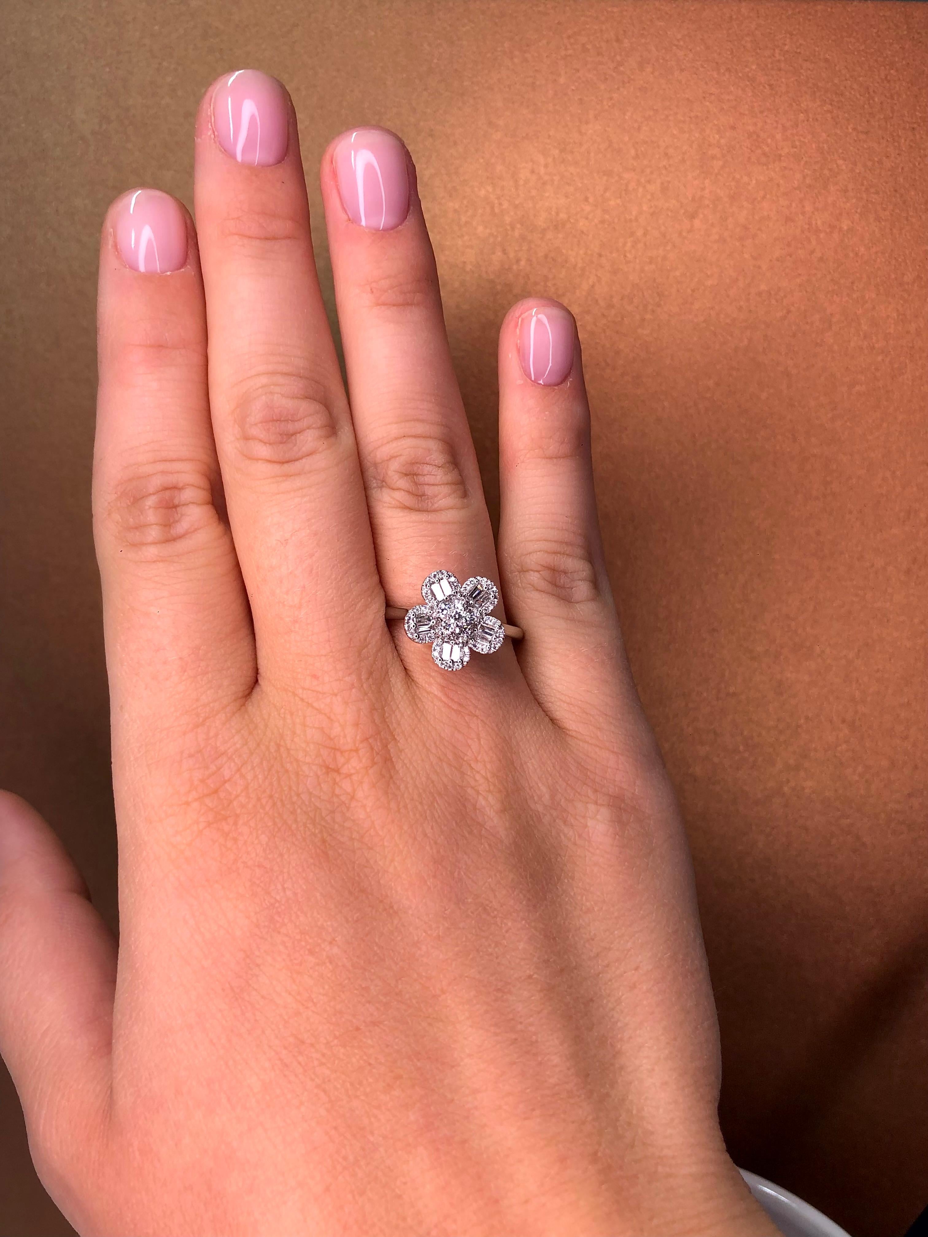 Natural Diamond 0.53 carats 18 Karat White Gold Starburst Flower Statement Ring For Sale 1