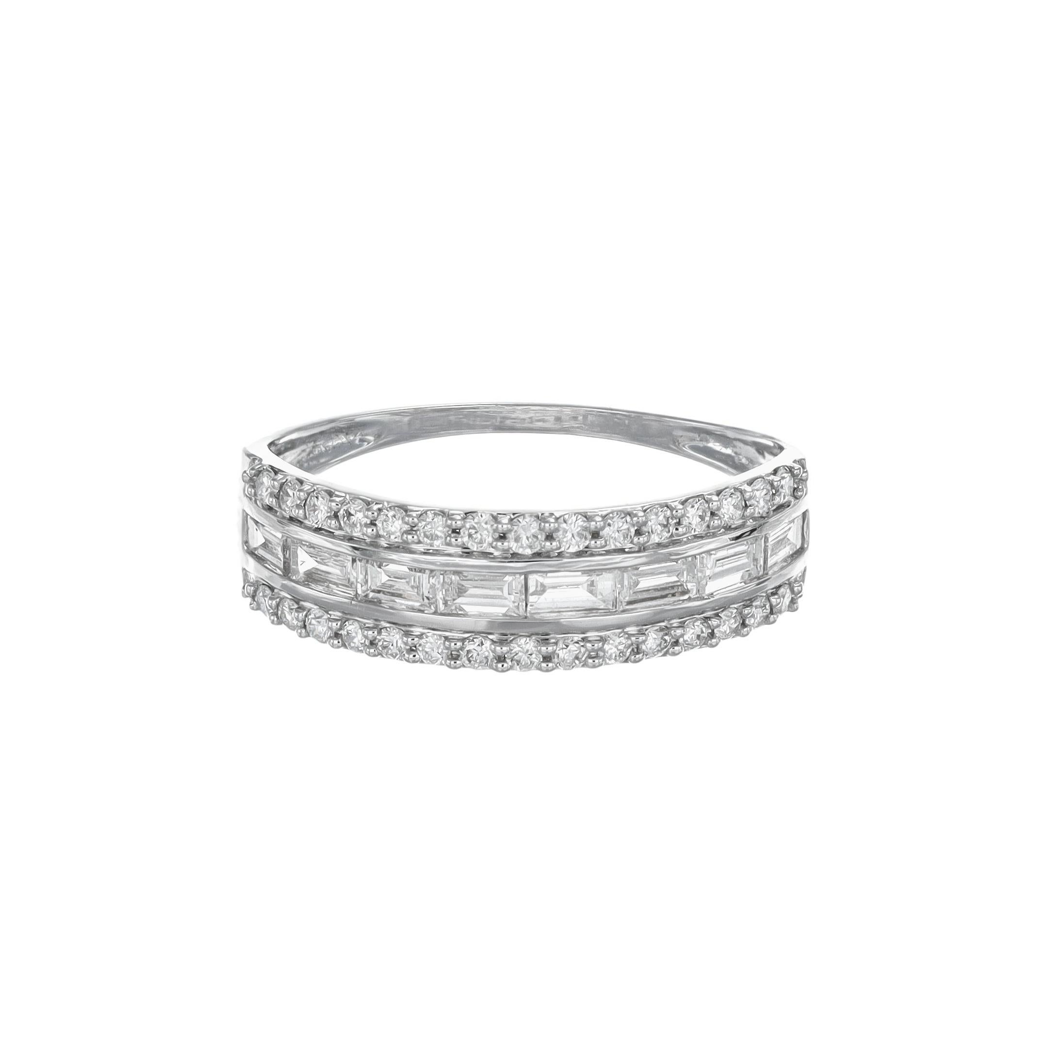 Tauchen Sie ein in die Faszination dieses exquisiten Stücks, in dem zeitlose Eleganz auf modernes Design trifft. Dieser atemberaubende Ring zeichnet sich durch eine Reihe bezaubernder Diamanten im Baguetteschliff aus, die zart zwischen zwei Reihen