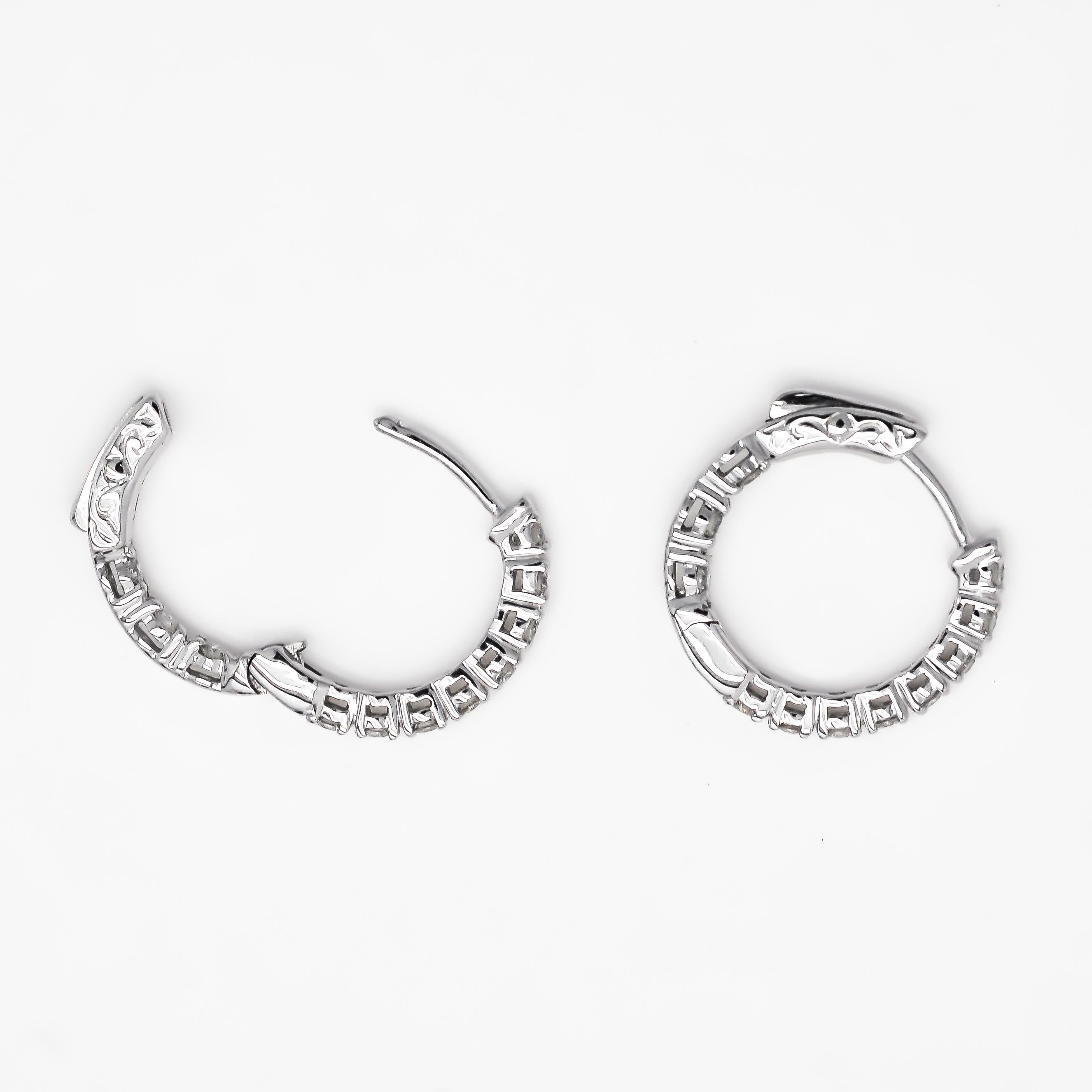 Prova l'epitome dell'eleganza con i nostri magnifici orecchini Petite Half Hoop Huggie in oro giallo 18KT con diamanti naturali a fila singola. Questi squisiti orecchini bilanciano perfettamente lusso e semplicità, rendendoli un'aggiunta versatile a