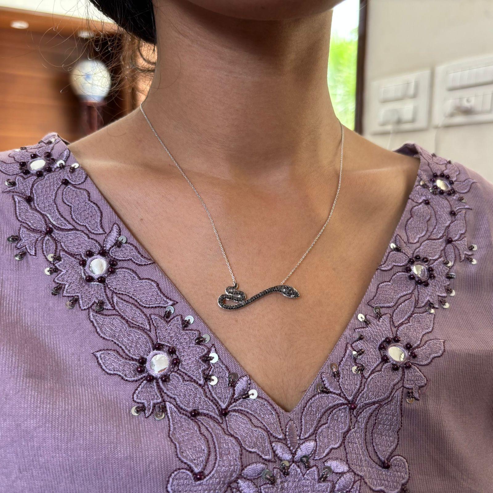 Pendente Snake con diamante naturale da 0,56 carati in oro 18 carati In condizioni Nuovo in vendita a New York, NY