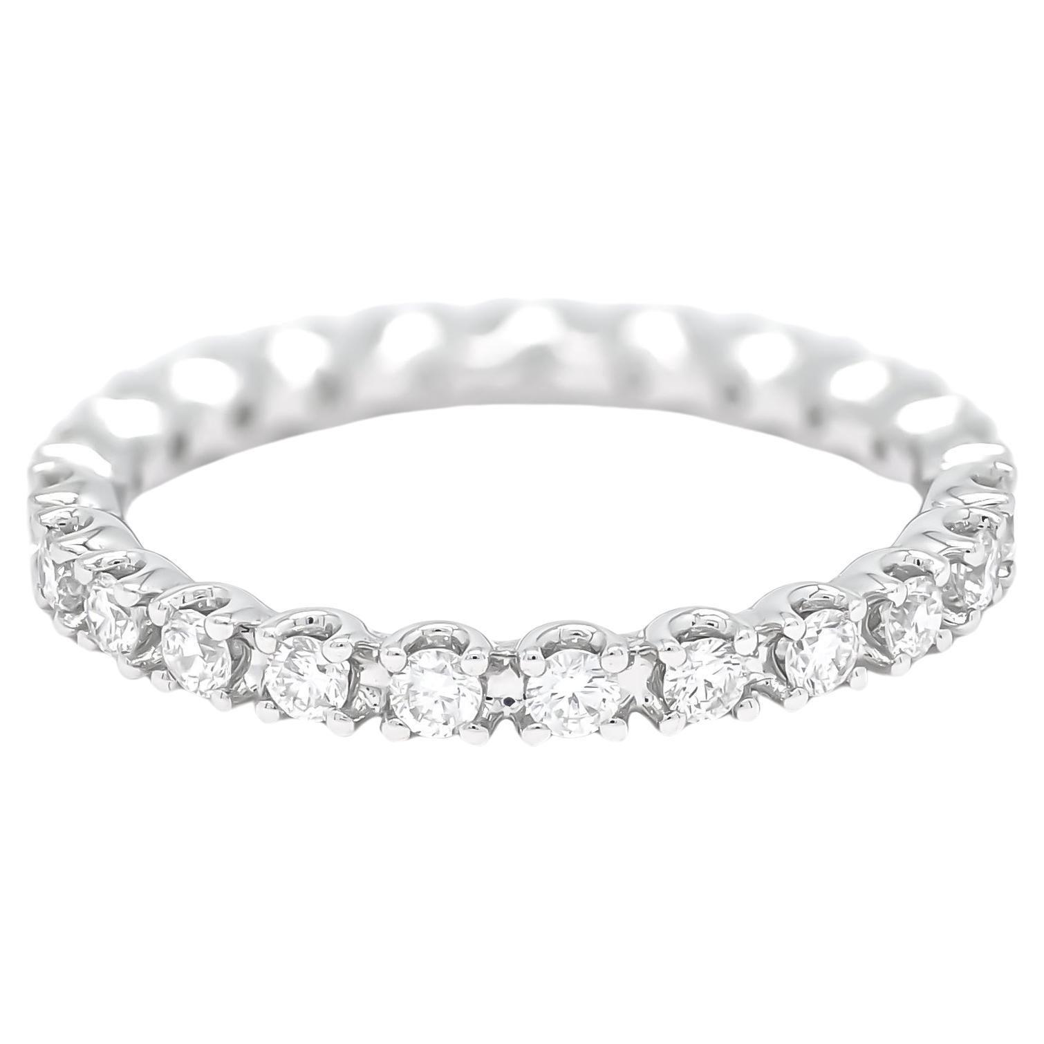 Descubre la elegancia atemporal de nuestra exquisita banda de diamantes, una auténtica obra maestra elaborada en lustroso oro blanco de 18 quilates. Este diseño sencillo, clásico y pequeño presenta un total de 0.60 quilates de diamantes,