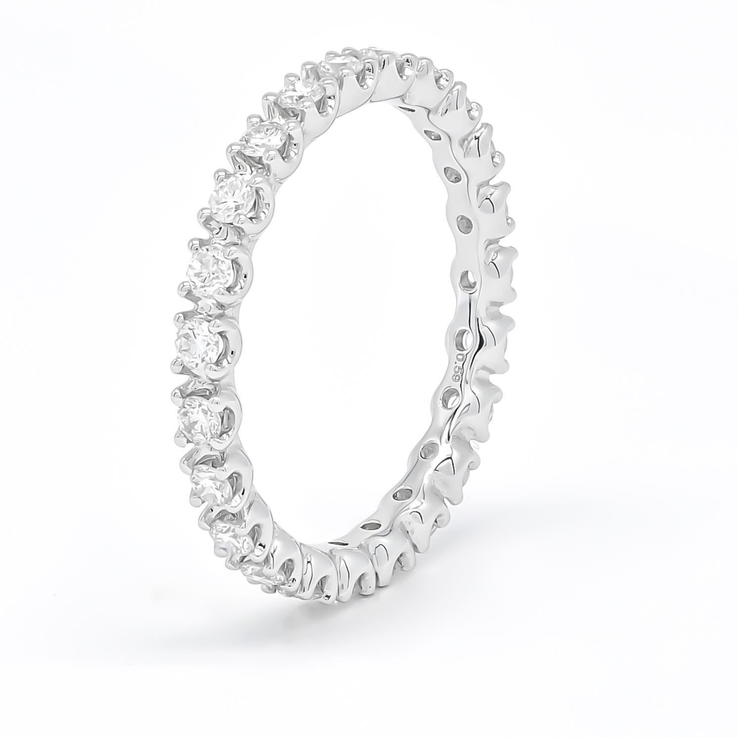 Diamante natural 0,60 quilates Alianza de oro blanco de 18 quilates Moderno en venta