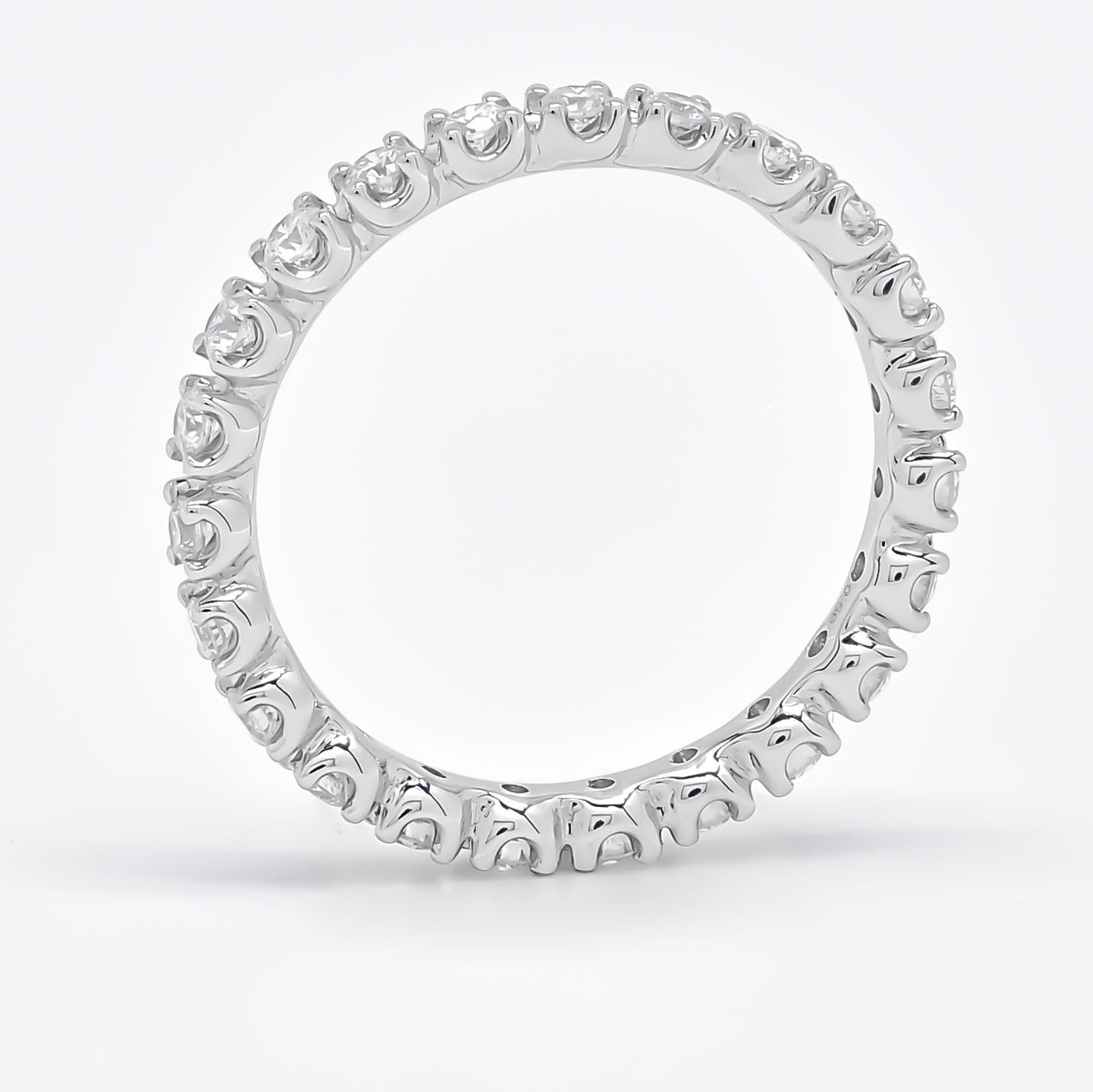 Femenino o masculino Diamante natural 0,60 quilates Alianza de oro blanco de 18 quilates en venta